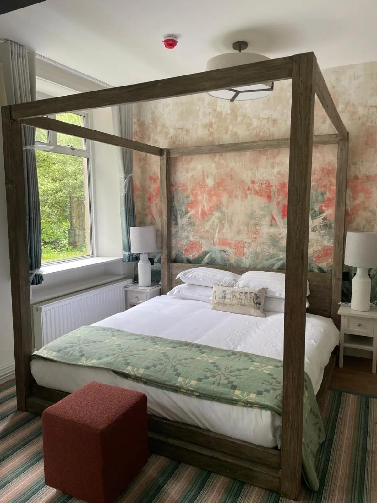 Bedroom, Bed in Royal Oak Hotel