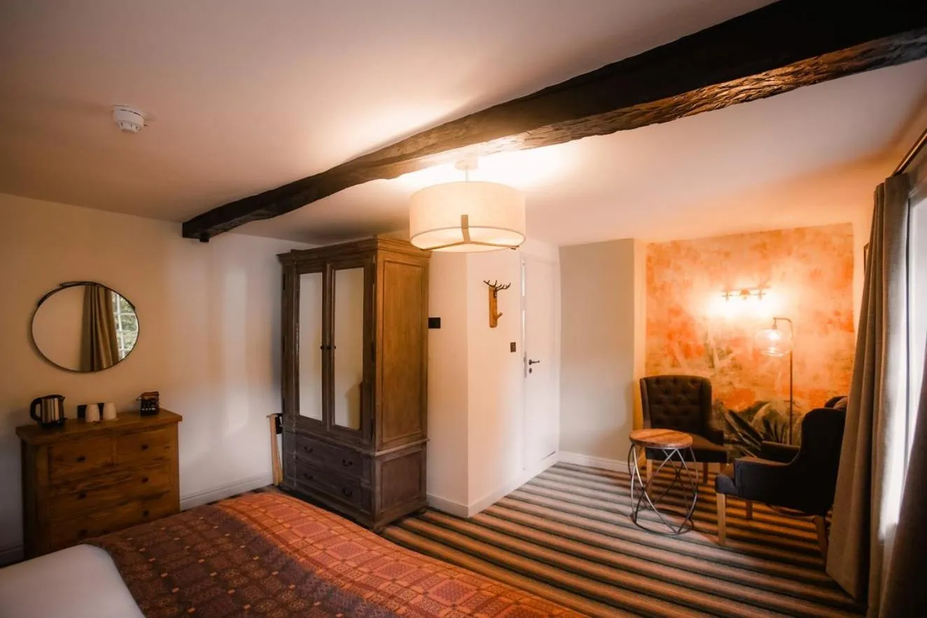 Bedroom, Bed in Royal Oak Hotel