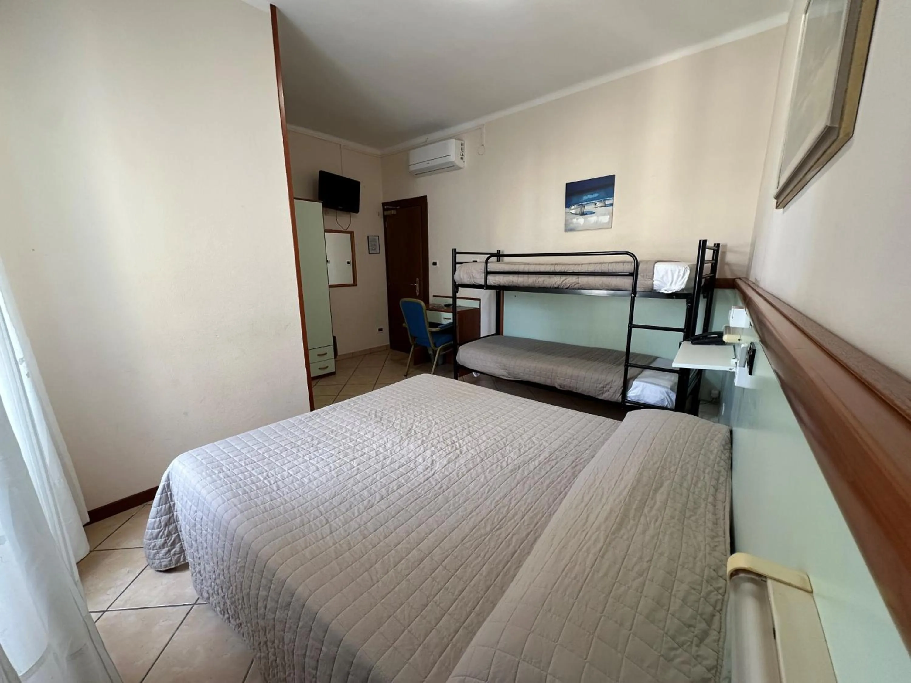 Photo of the whole room, Bed in Hotel Svizzera