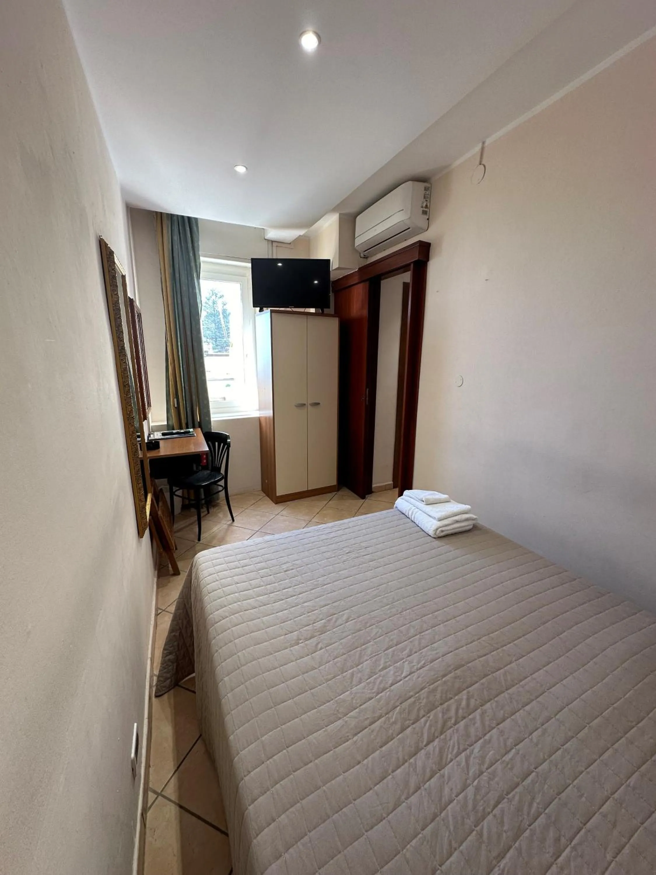 Photo of the whole room, Bed in Hotel Svizzera