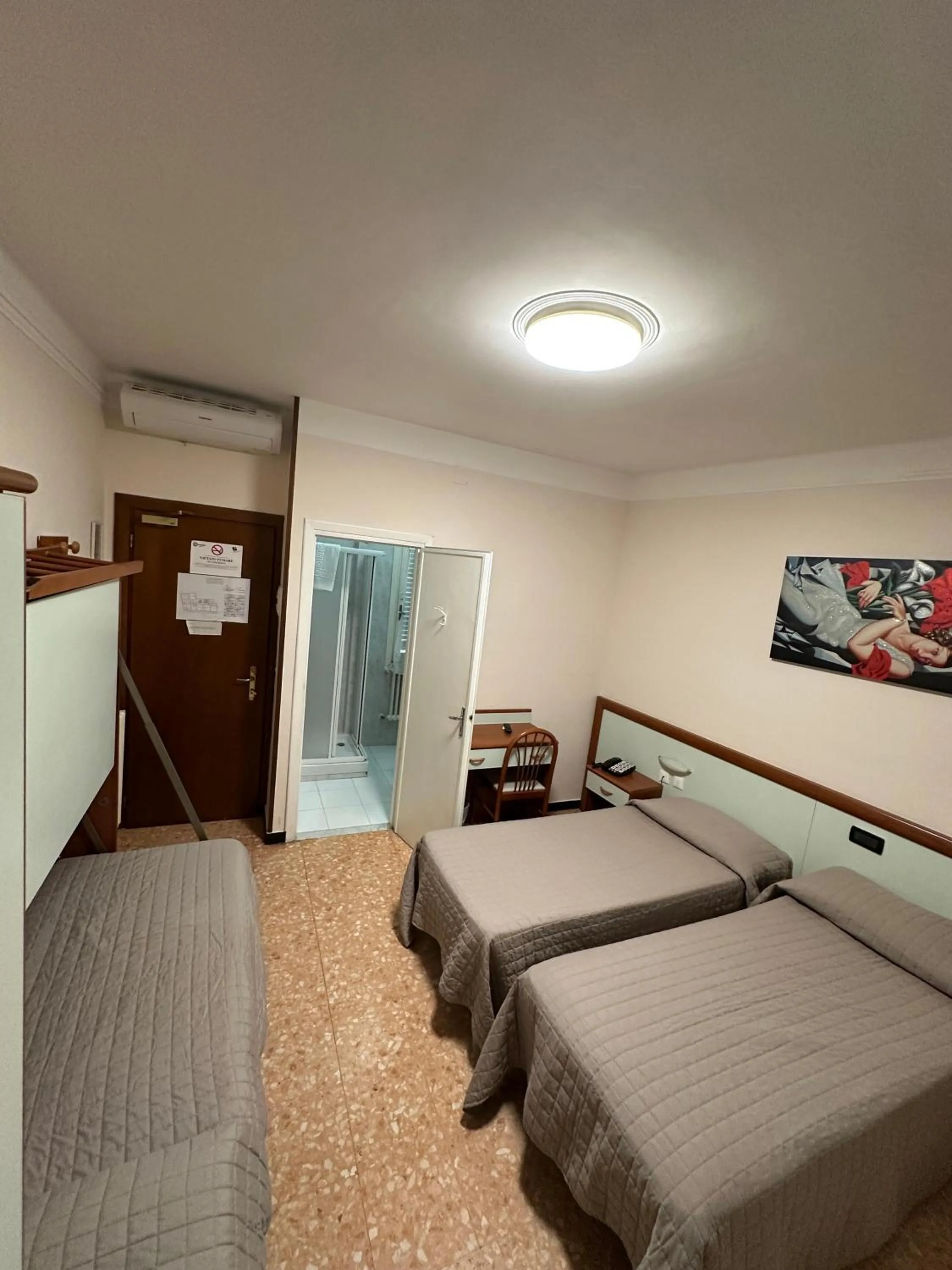 Photo of the whole room, Bed in Hotel Svizzera