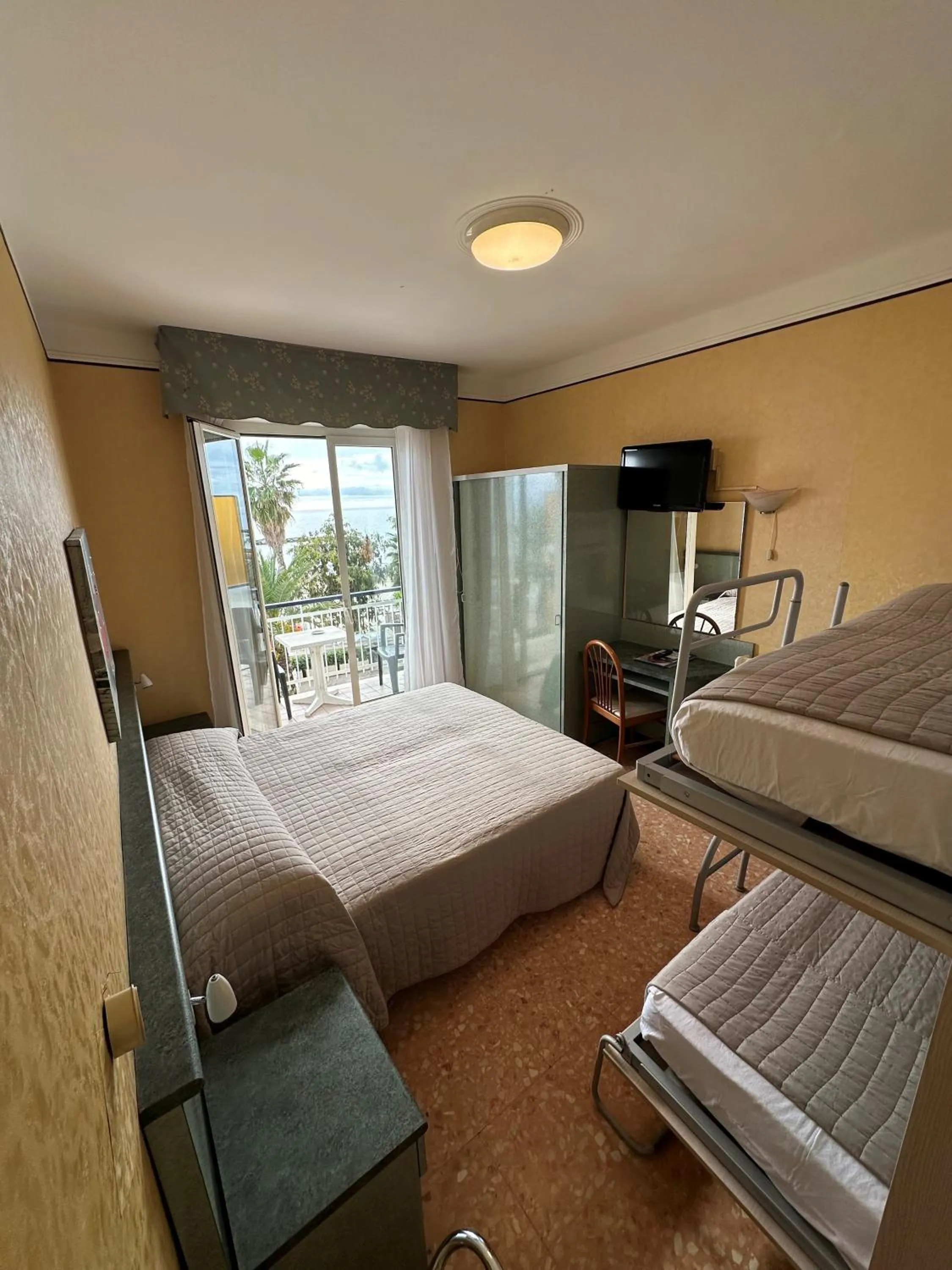 Photo of the whole room, Bed in Hotel Svizzera