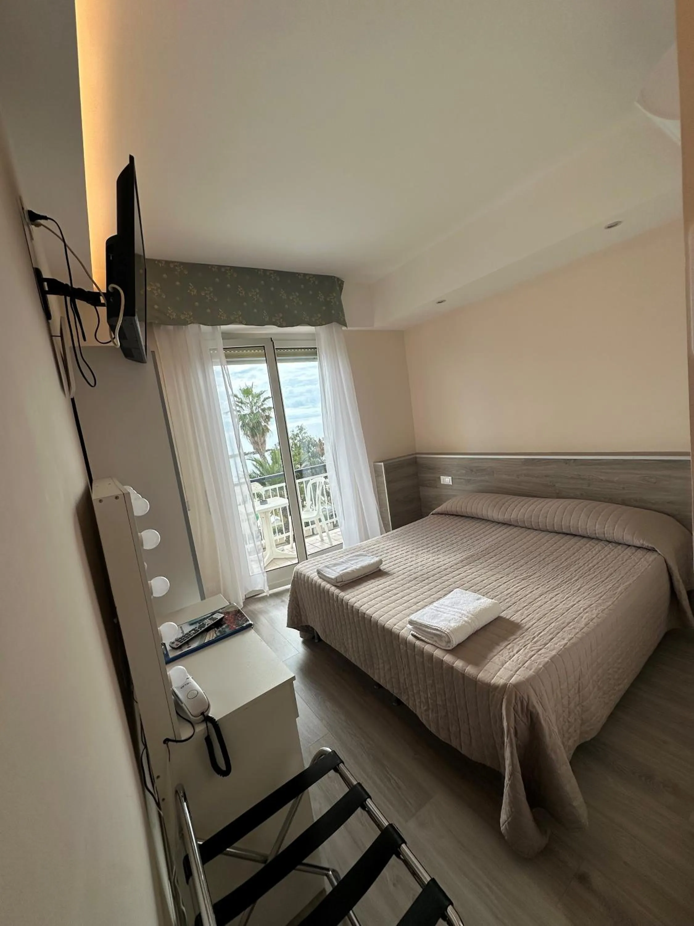 Photo of the whole room, Bed in Hotel Svizzera