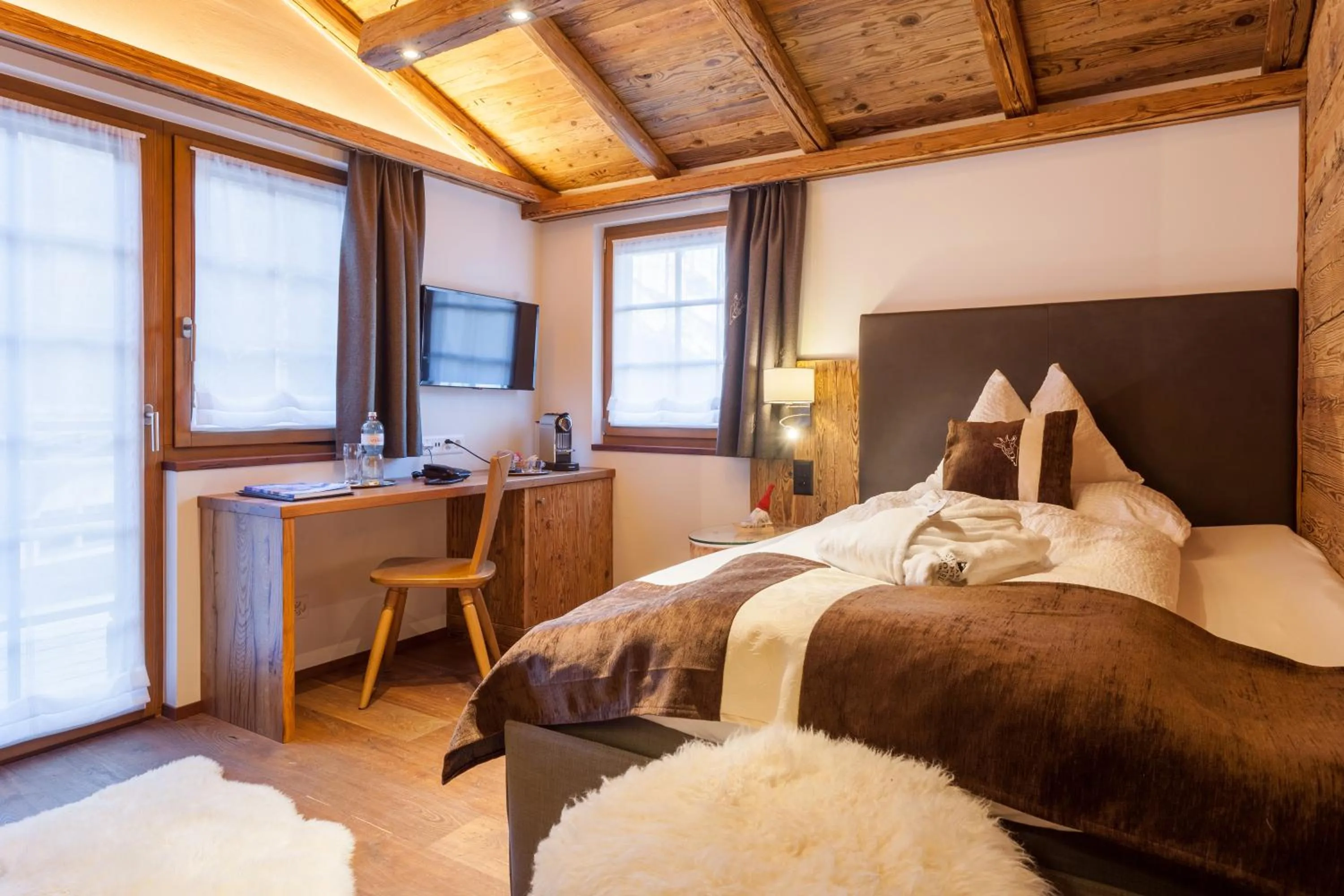 Seating area, Bed in Silvana Mountain Hotel