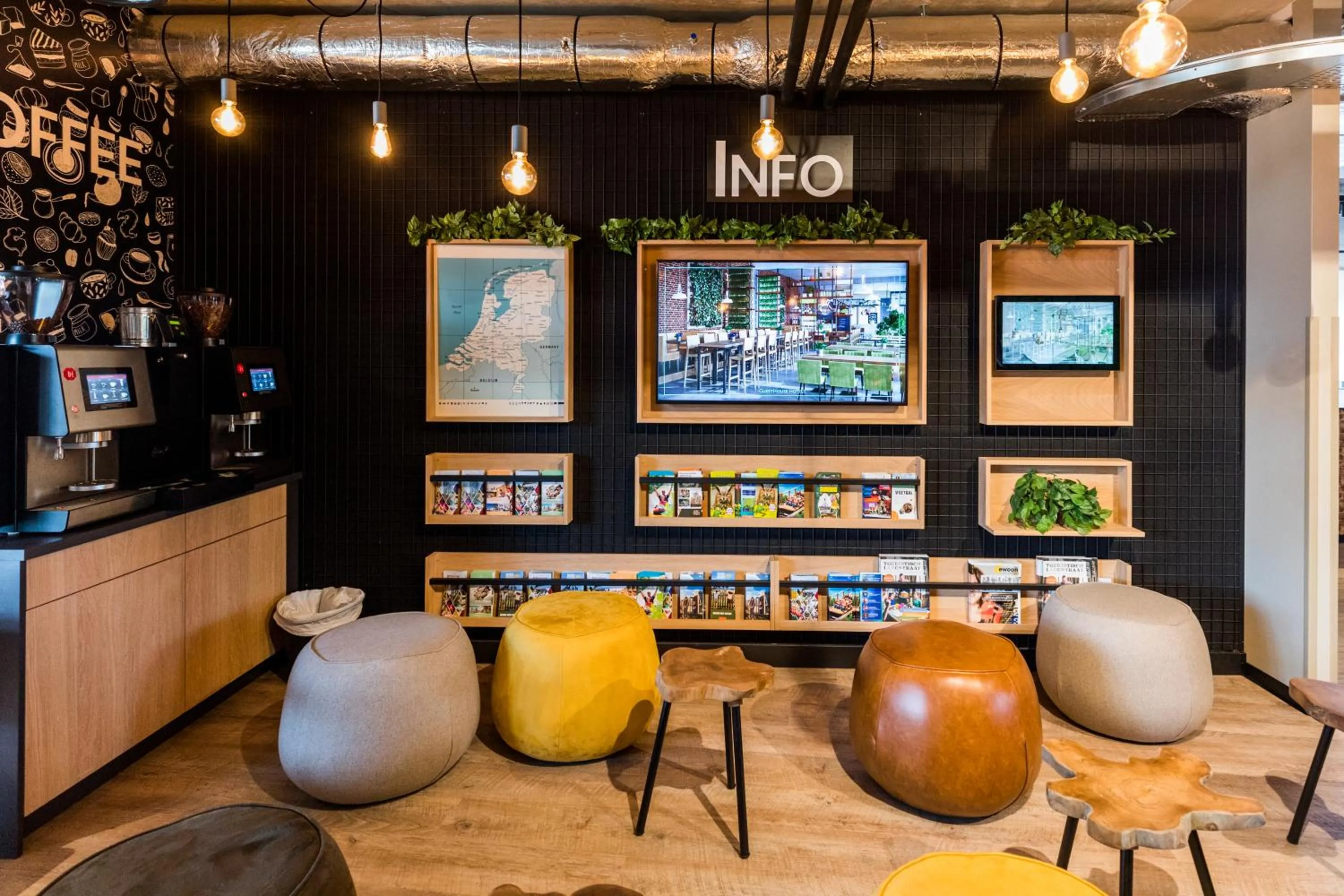 Communal lounge/ TV room in GuestHouse Hotel Kaatsheuvel-Waalwijk