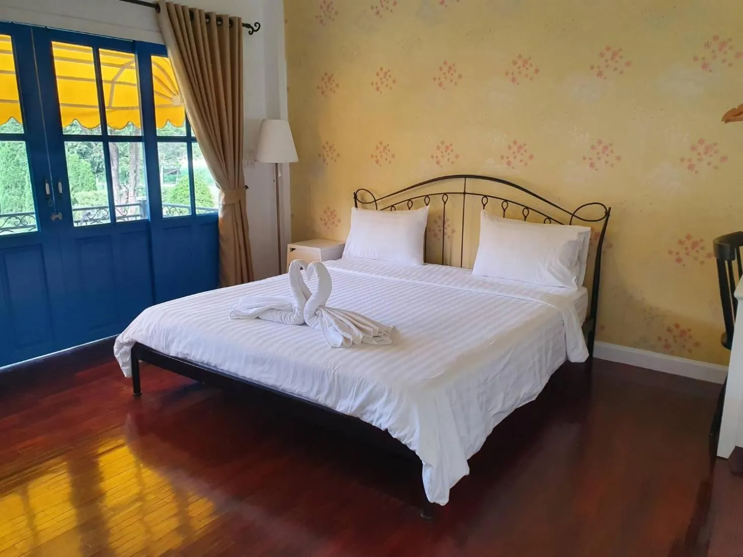Photo of the whole room, Bed in Baan Kung Kang De Pai