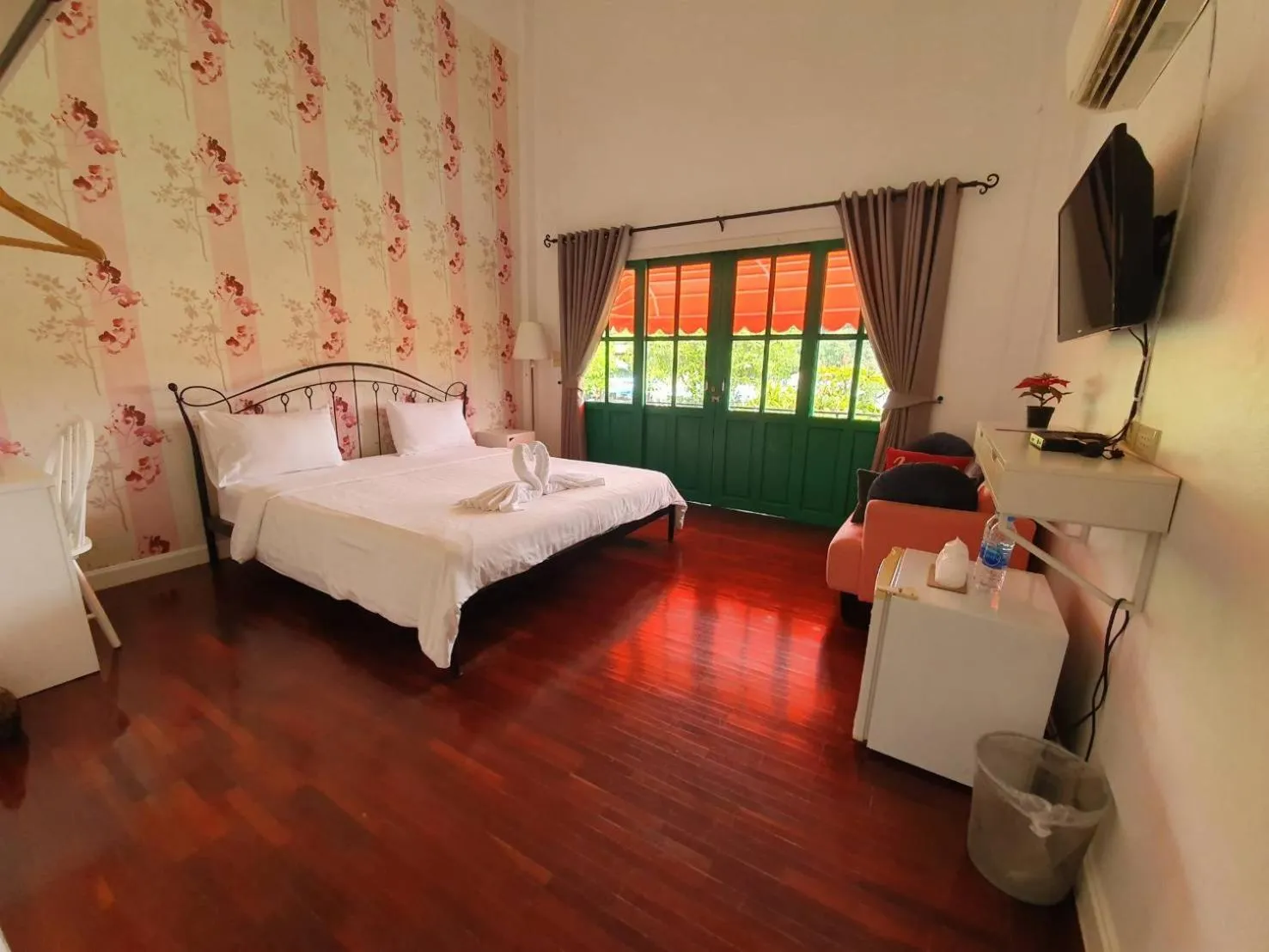 Photo of the whole room, Bed in Baan Kung Kang De Pai