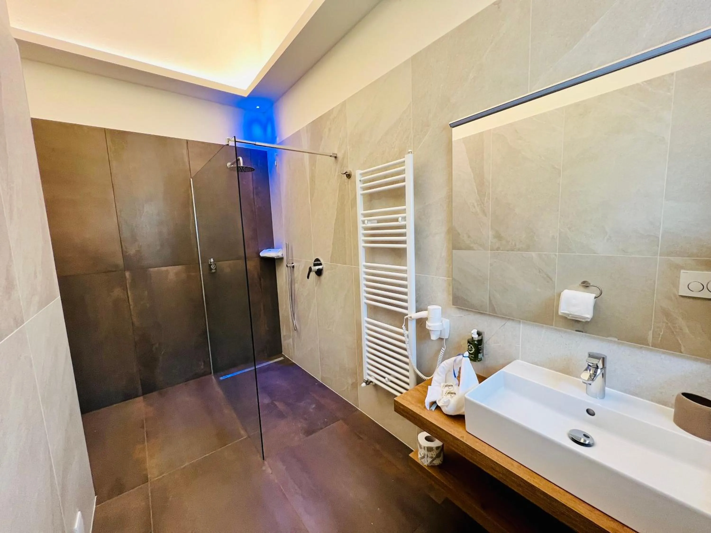 Shower in Bertoletta Village Apartments