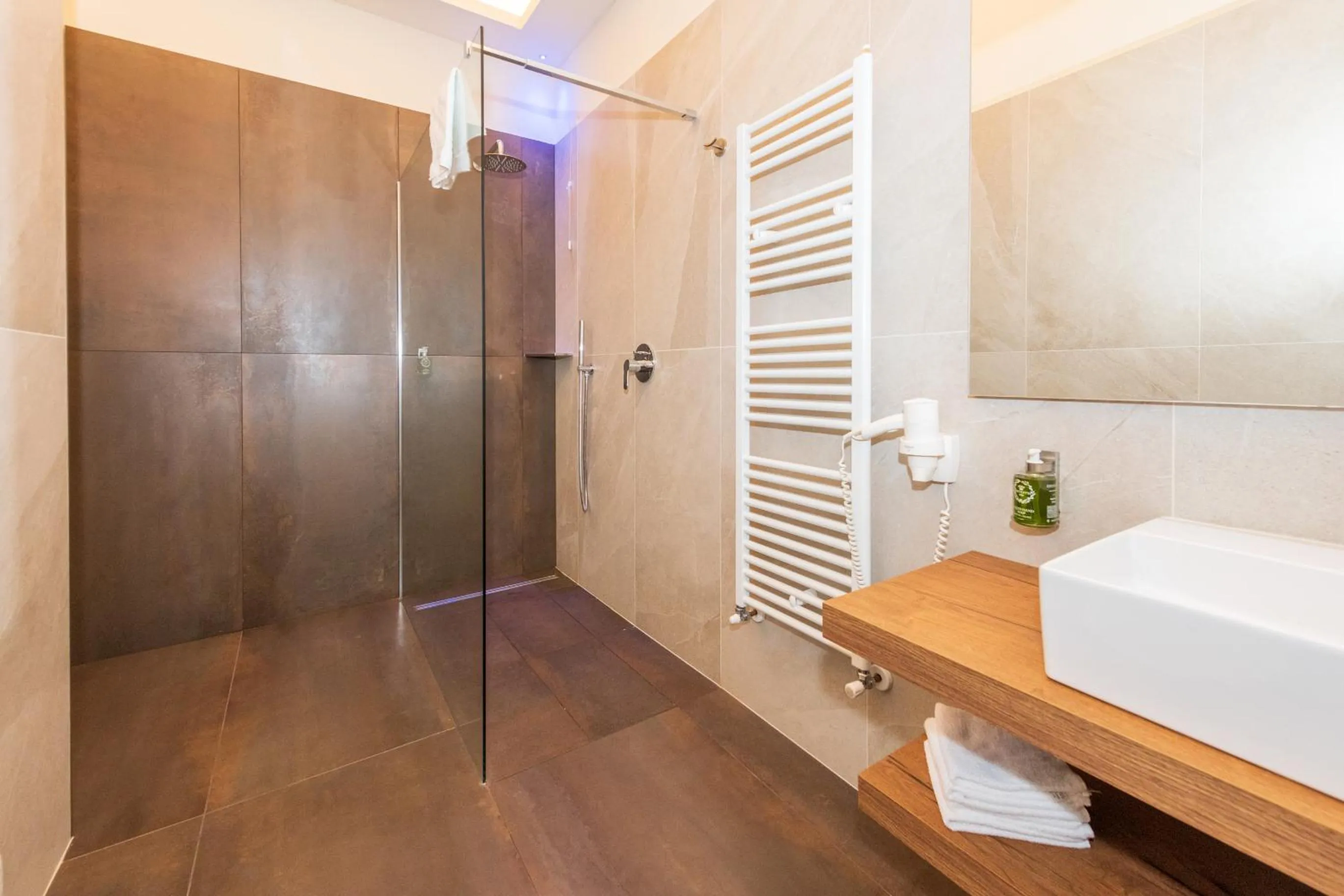 Shower in Bertoletta Village Apartments