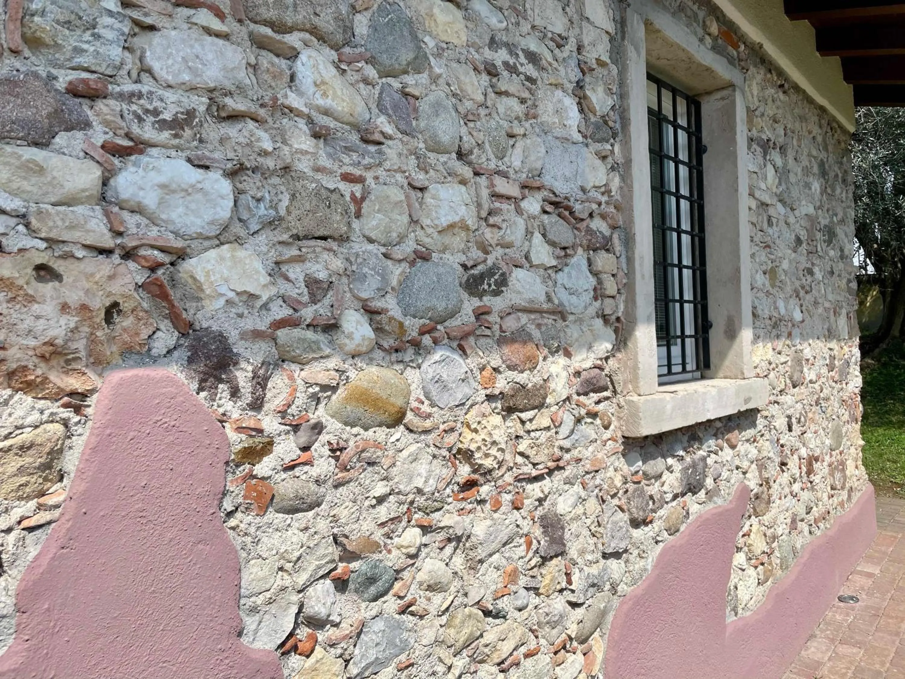 Decorative detail in Bertoletta Village Apartments