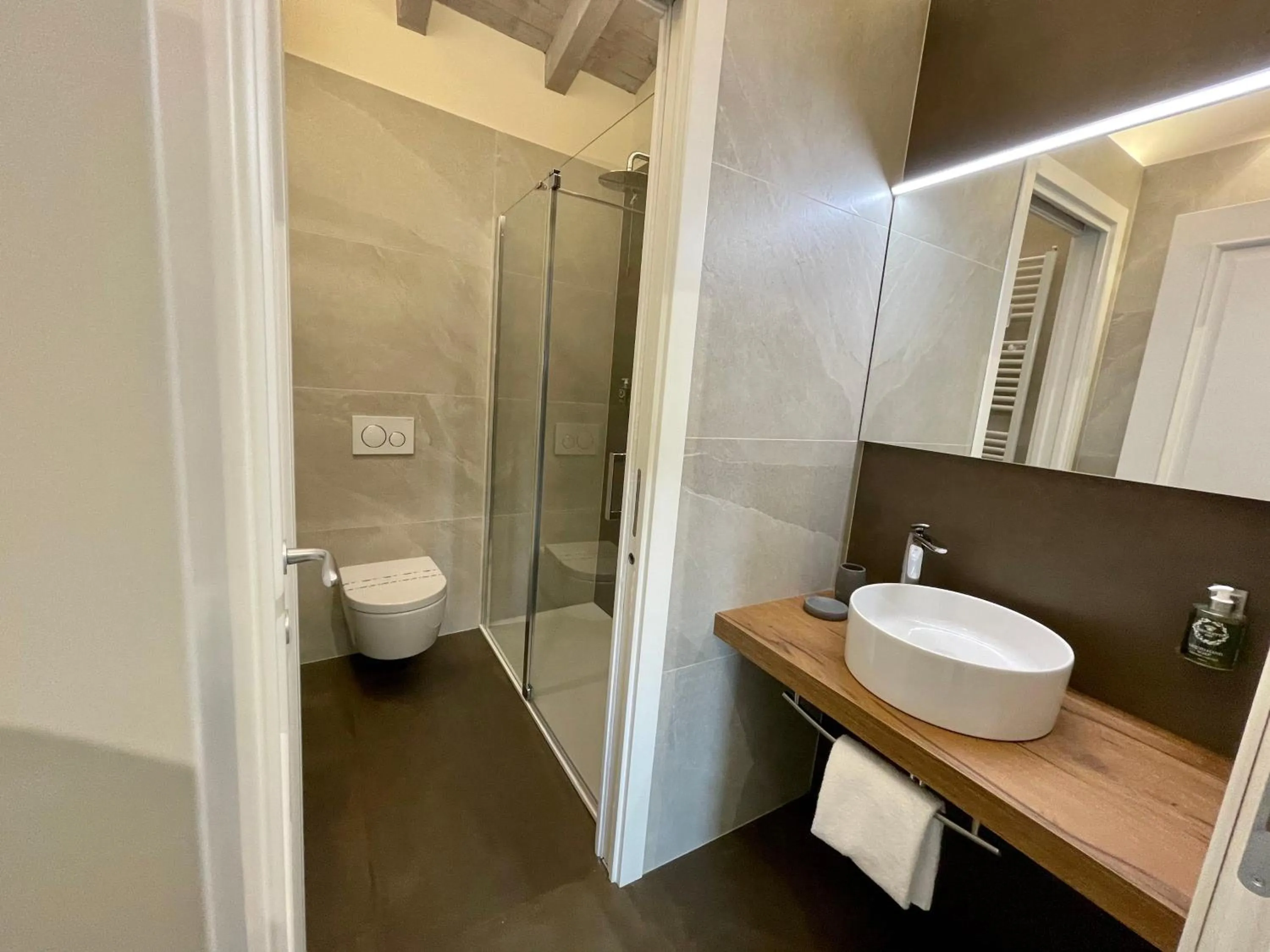 Shower in Bertoletta Village Apartments