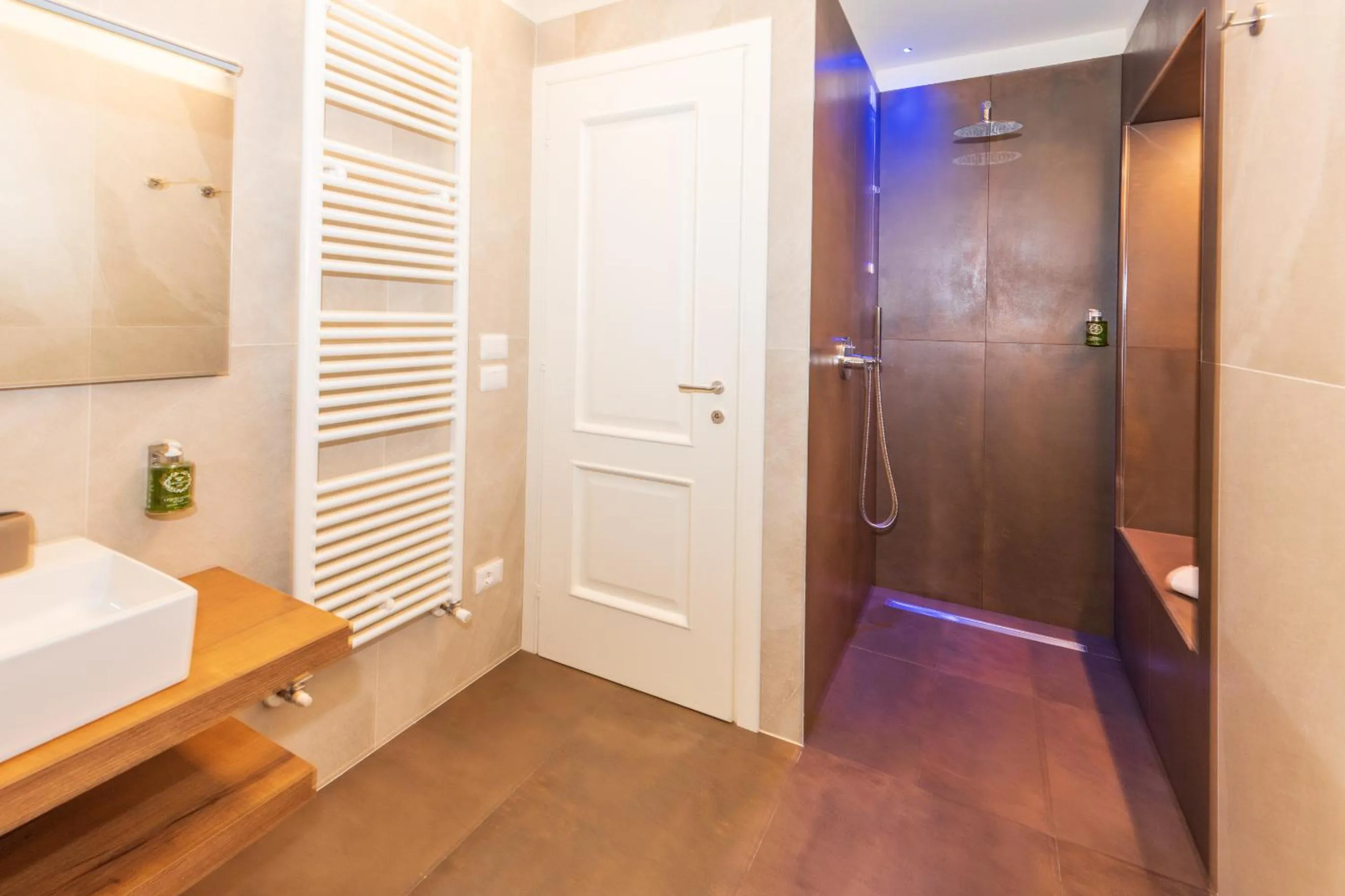 Shower in Bertoletta Village Apartments