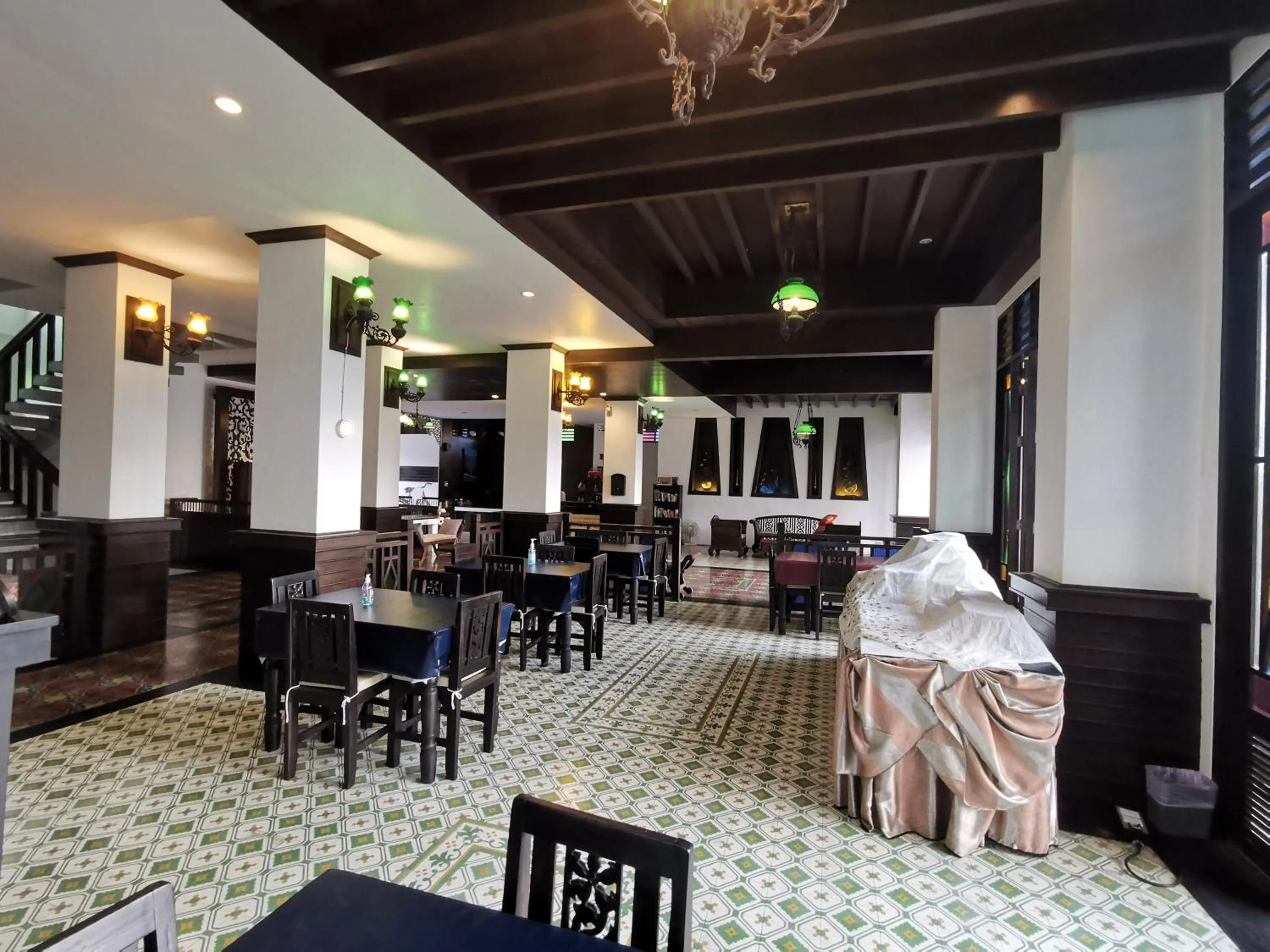 Restaurant/places to eat in Dee Andaman Hotel
