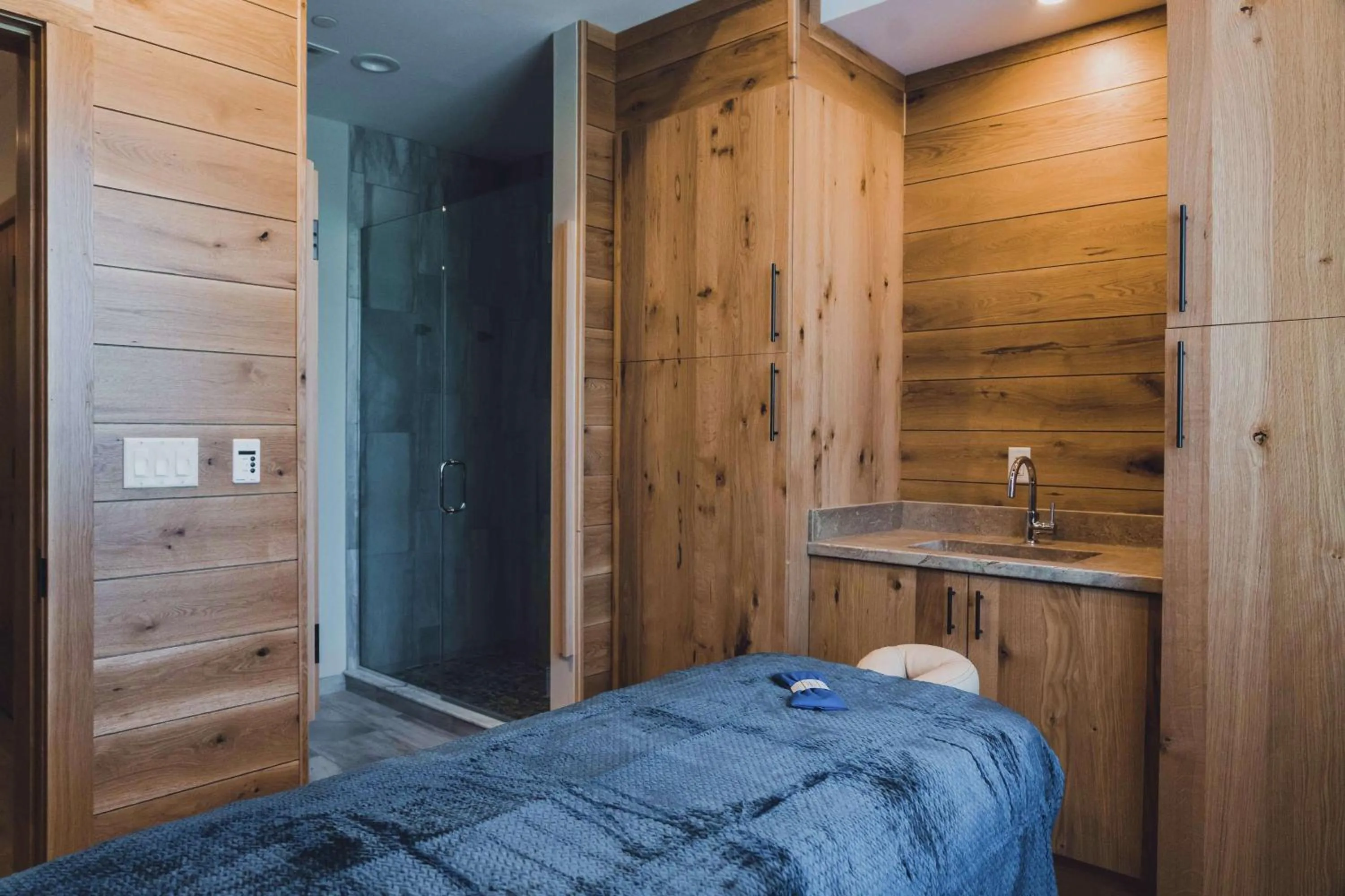 Sports, Bed in Tailwater Lodge Altmar, Tapestry Collection By Hilton