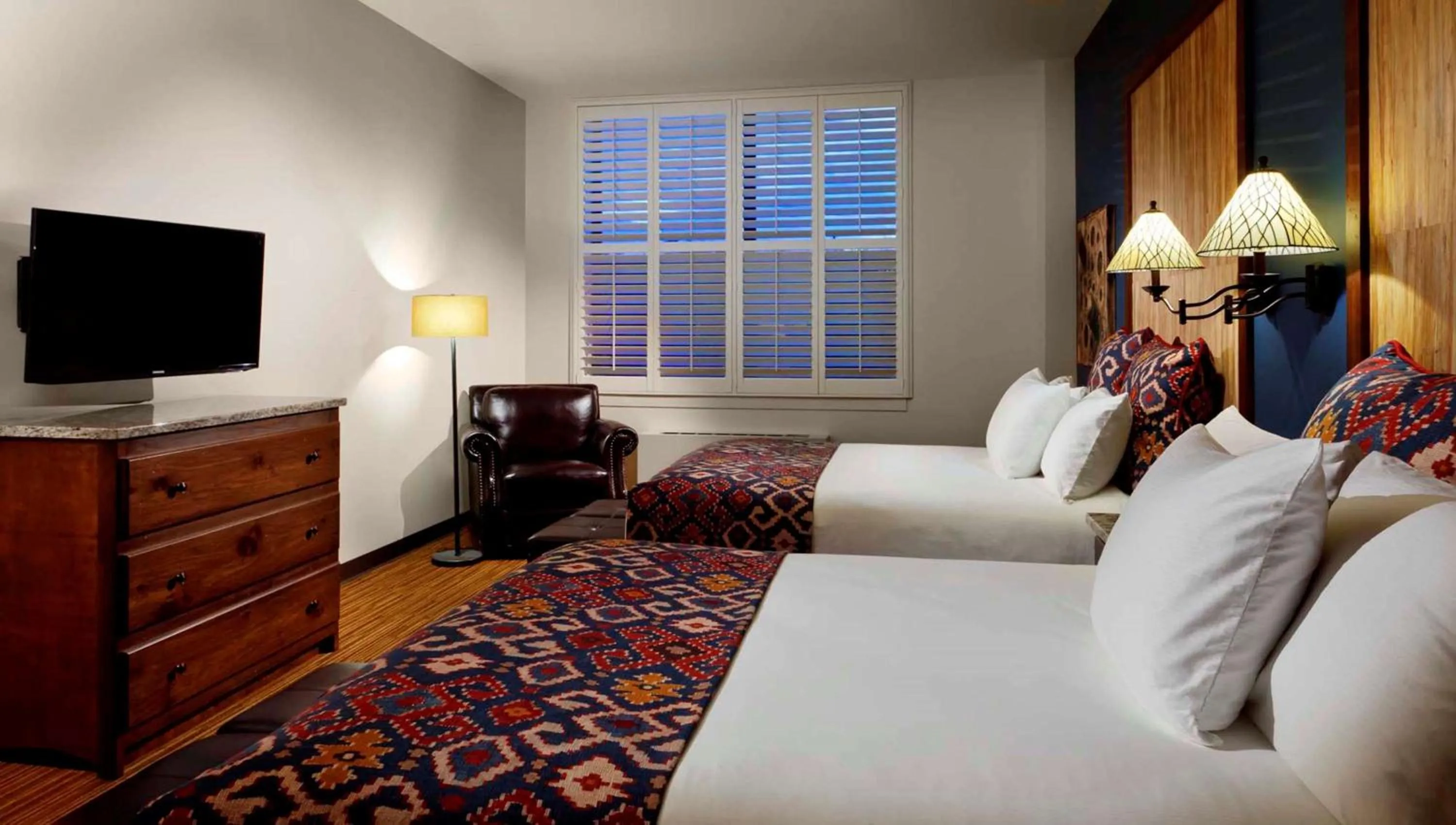 Bed in Tailwater Lodge Altmar, Tapestry Collection By Hilton