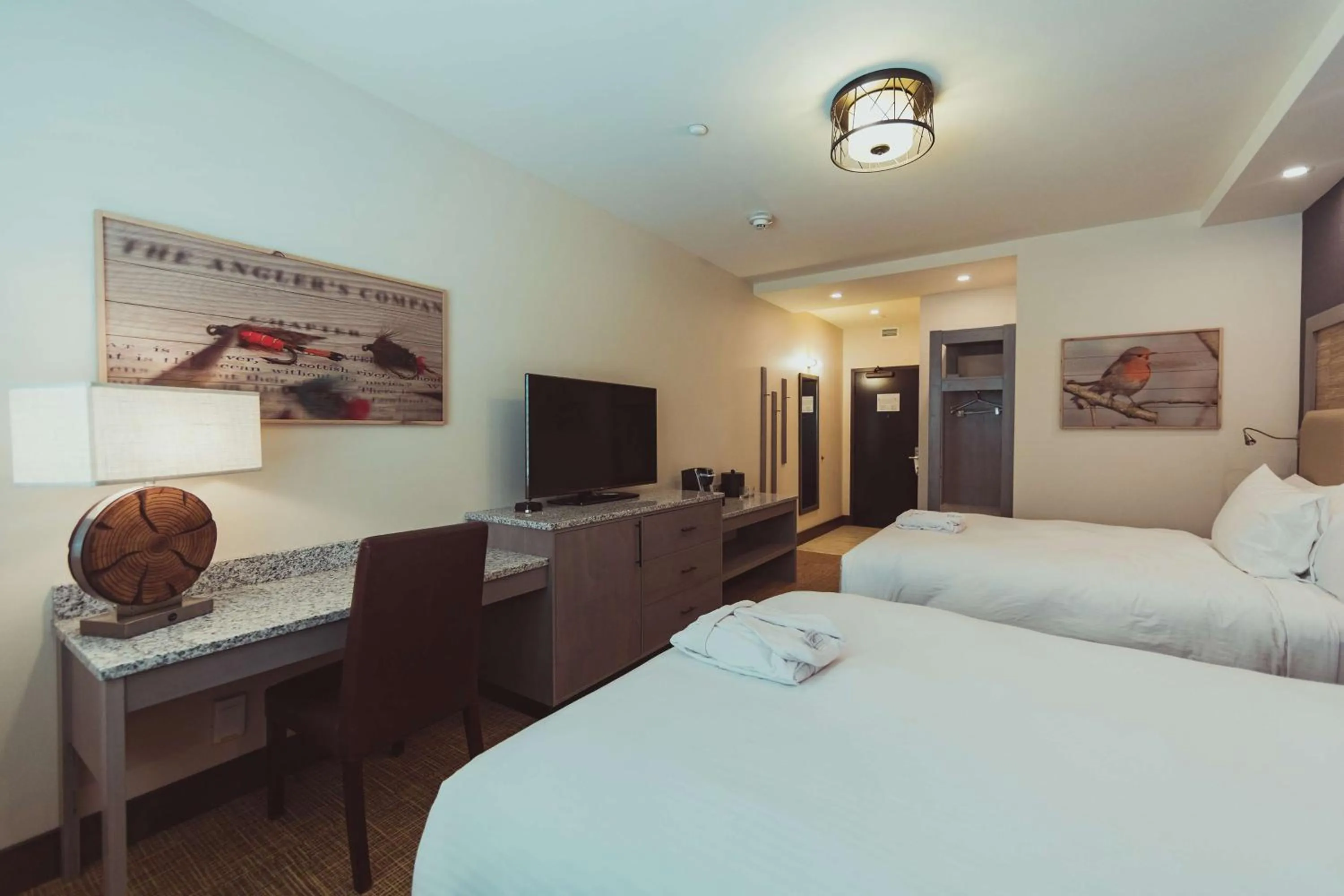 Bedroom, Bed in Tailwater Lodge Altmar, Tapestry Collection By Hilton