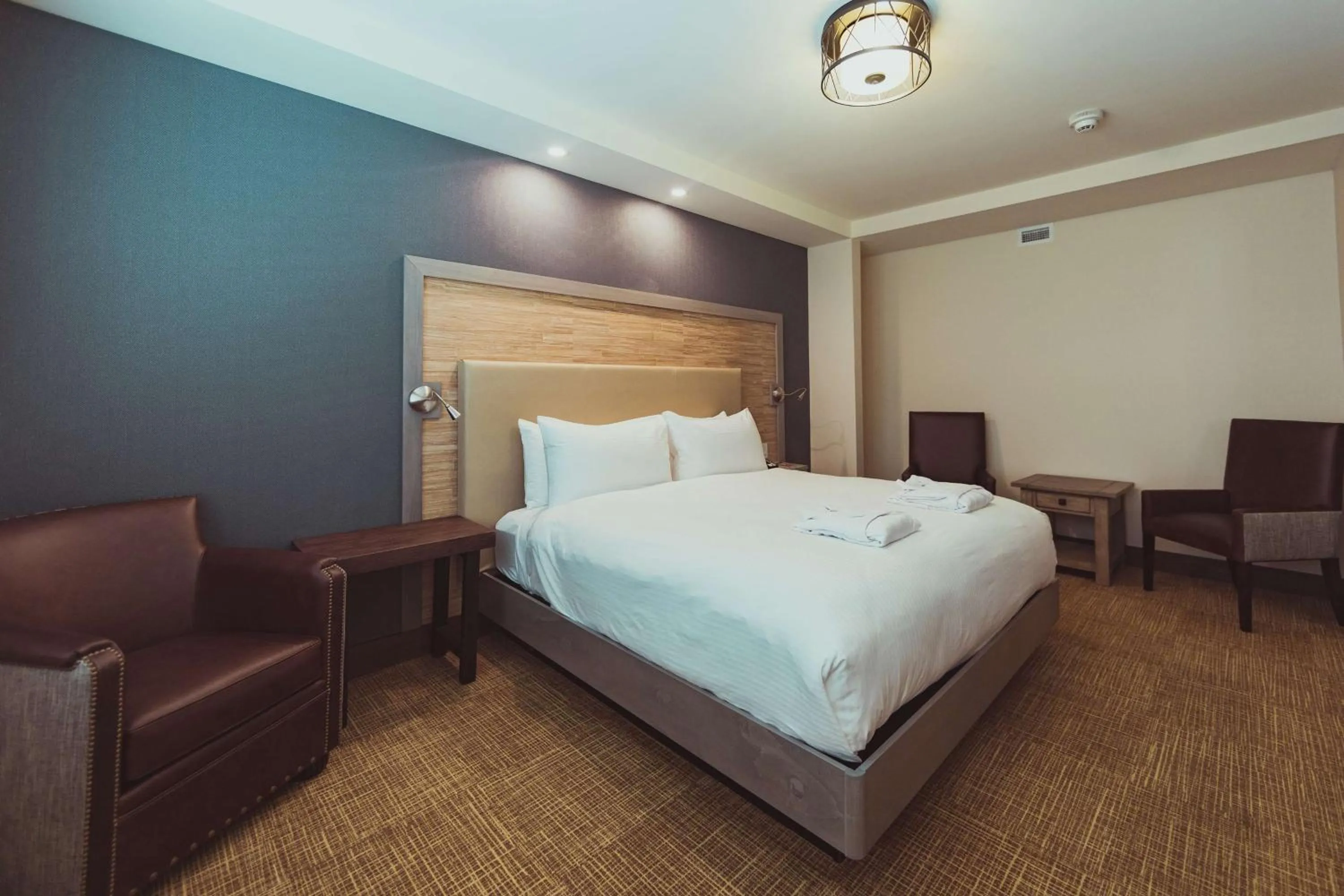 Bed in Tailwater Lodge Altmar, Tapestry Collection By Hilton