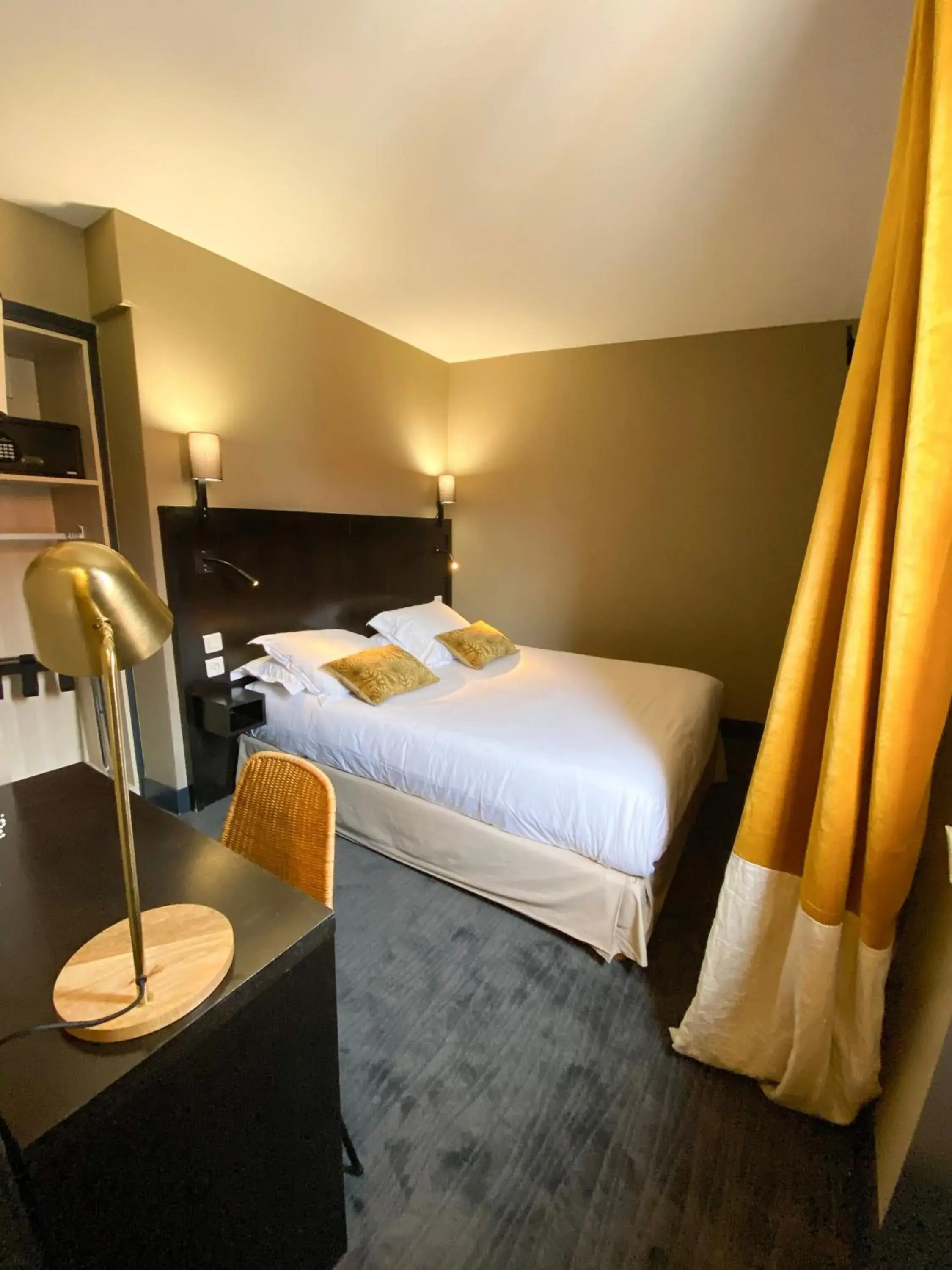 Economic Double Room in Hotel Molière Economic Double Room in Hotel Molière