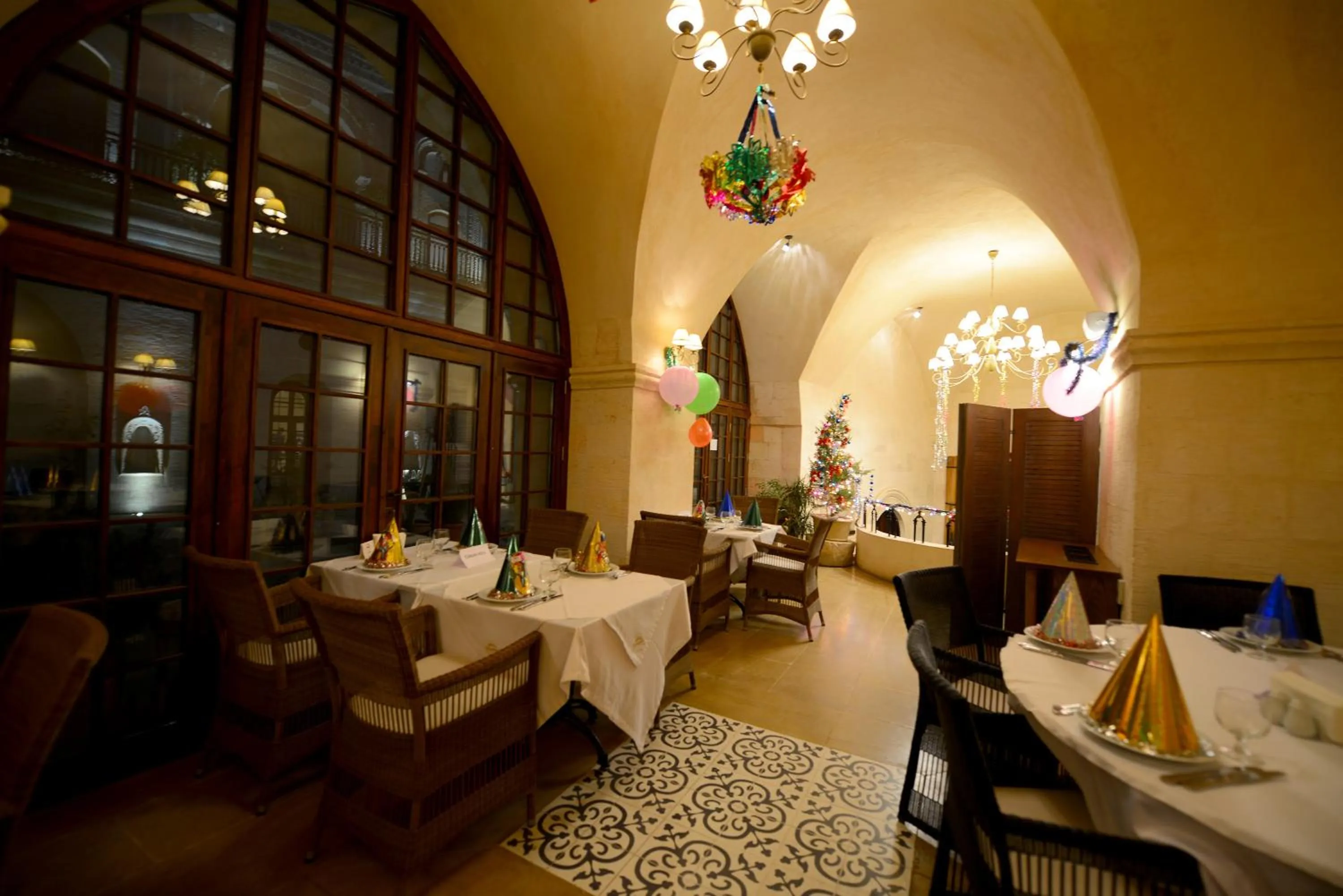 Restaurant/places to eat in Shmayaa Hotel