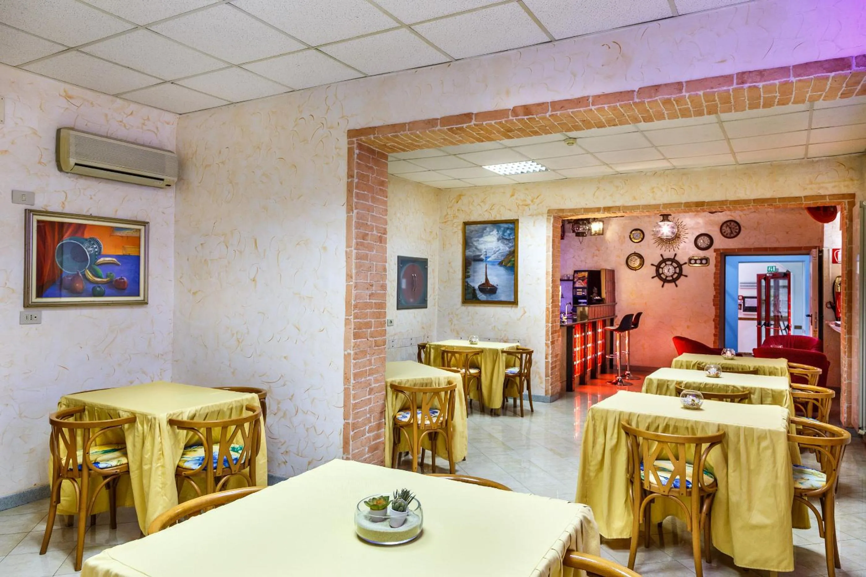 Restaurant/places to eat in Hotel Veronese