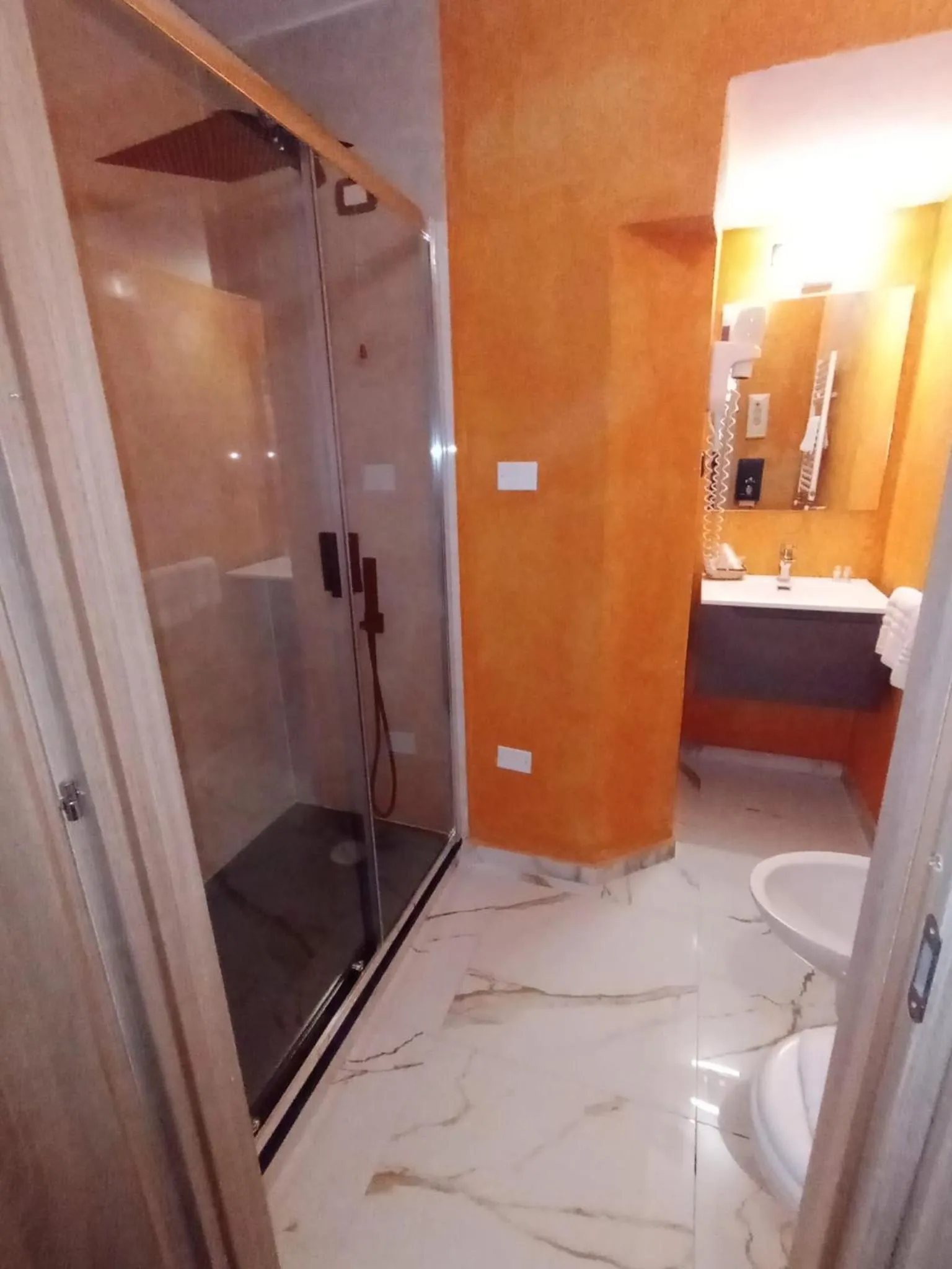 Shower in Hotel Veronese