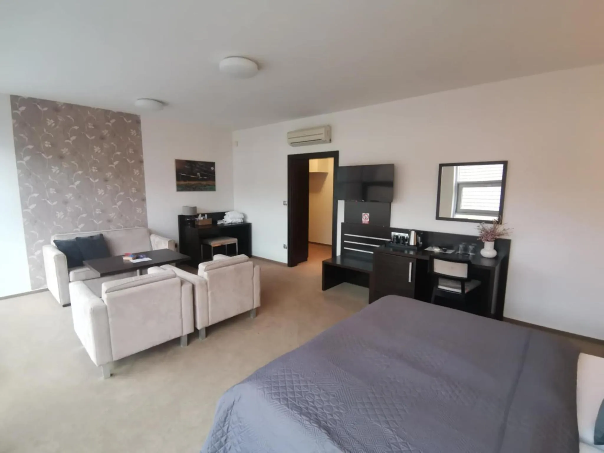 Living room, Bed in Hotel Monde