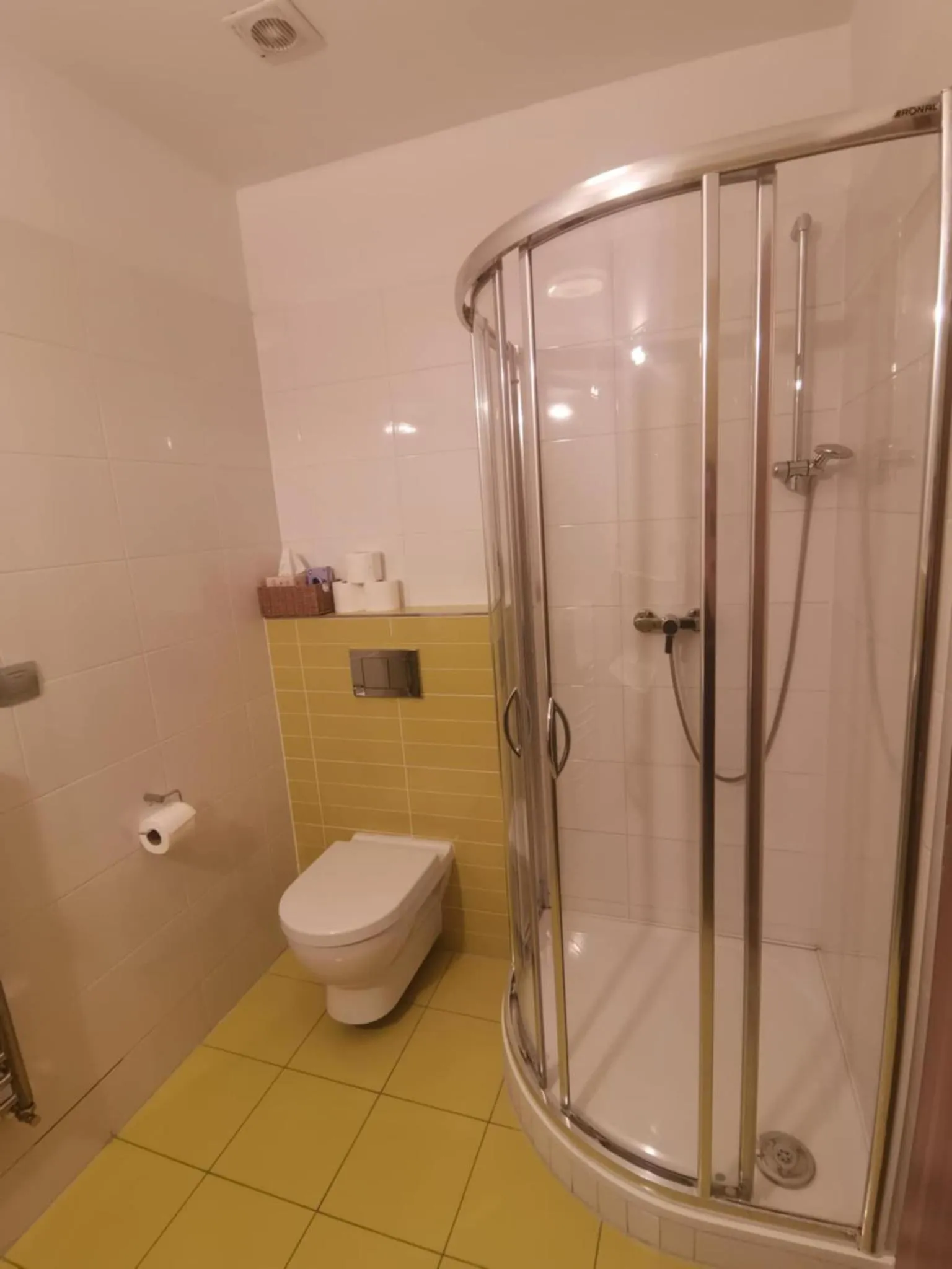 Shower in Hotel Monde