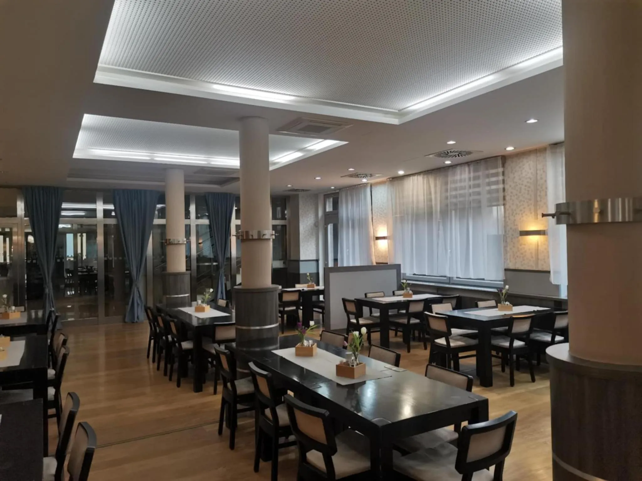 Restaurant/places to eat in Hotel Monde