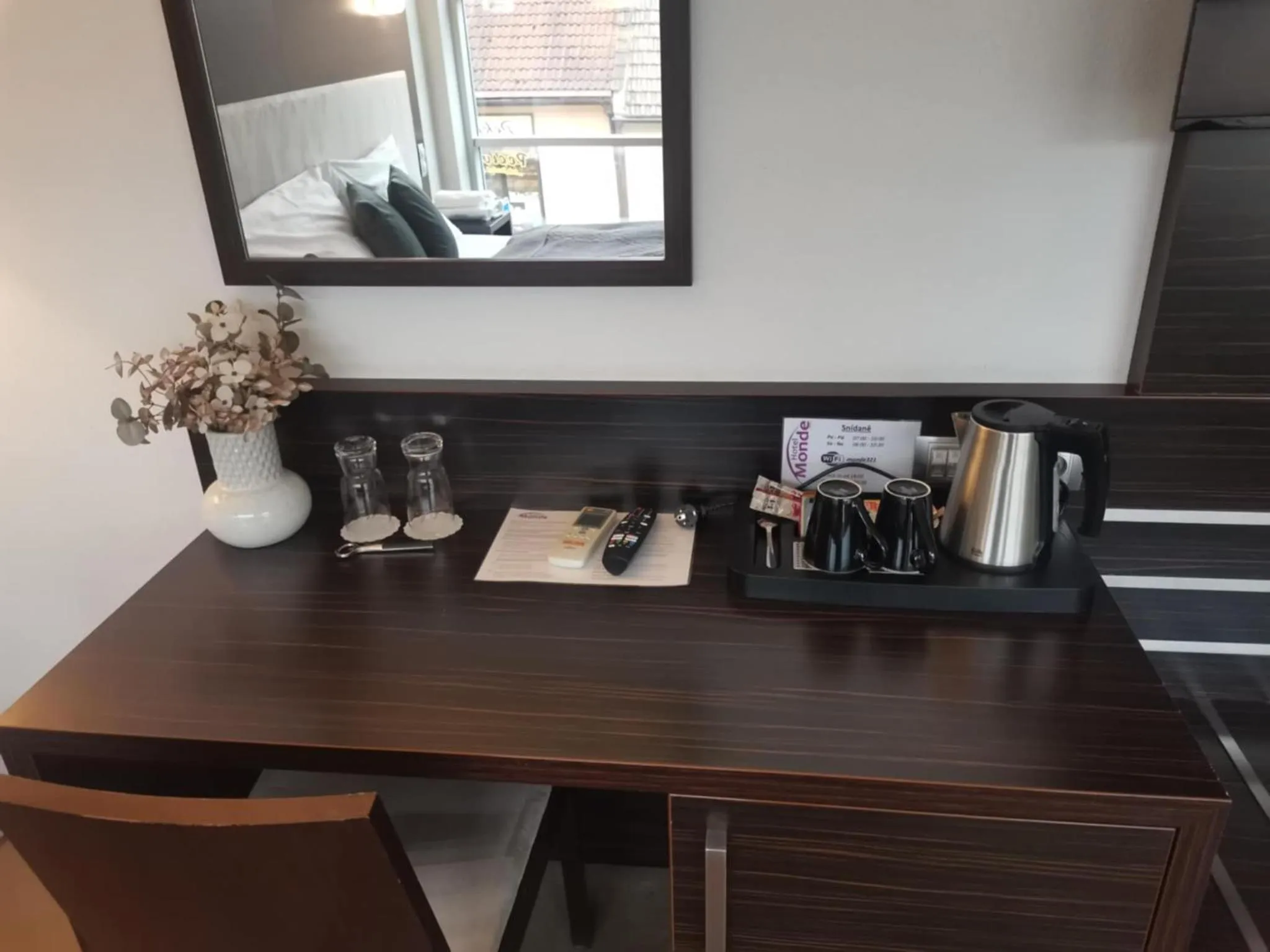 Coffee/tea facilities in Hotel Monde