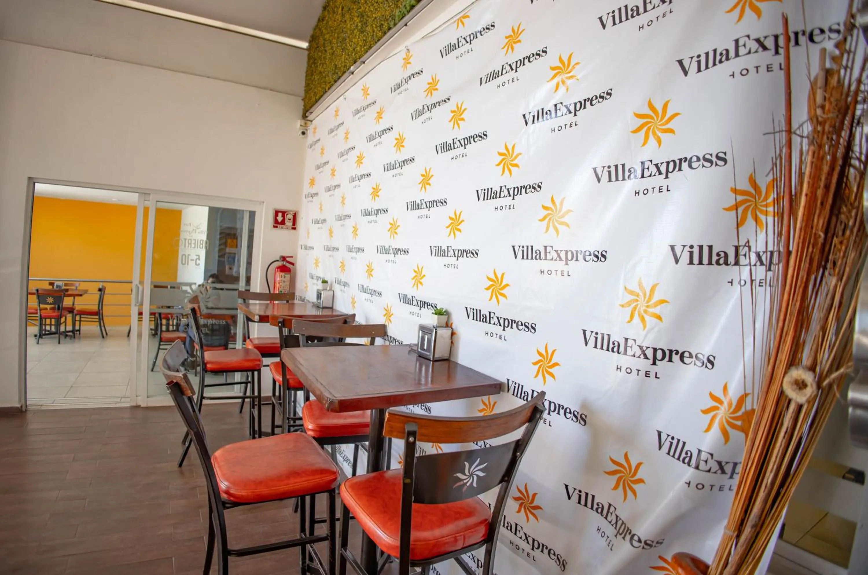 Restaurant/places to eat in Hotel Villa Express Durango