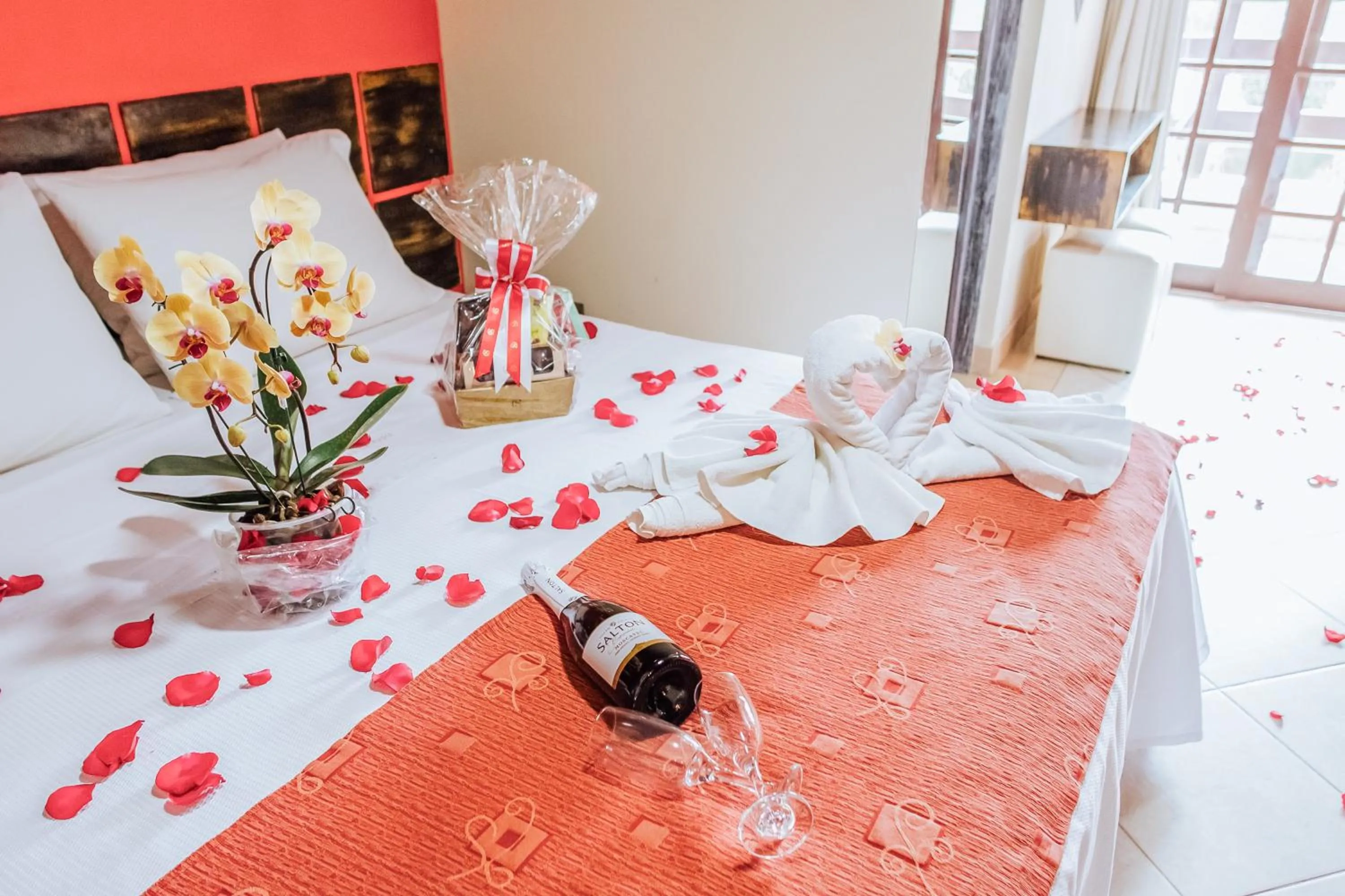 wedding, Bed in VELINN Pousada Casa de Pedra Ilhabela