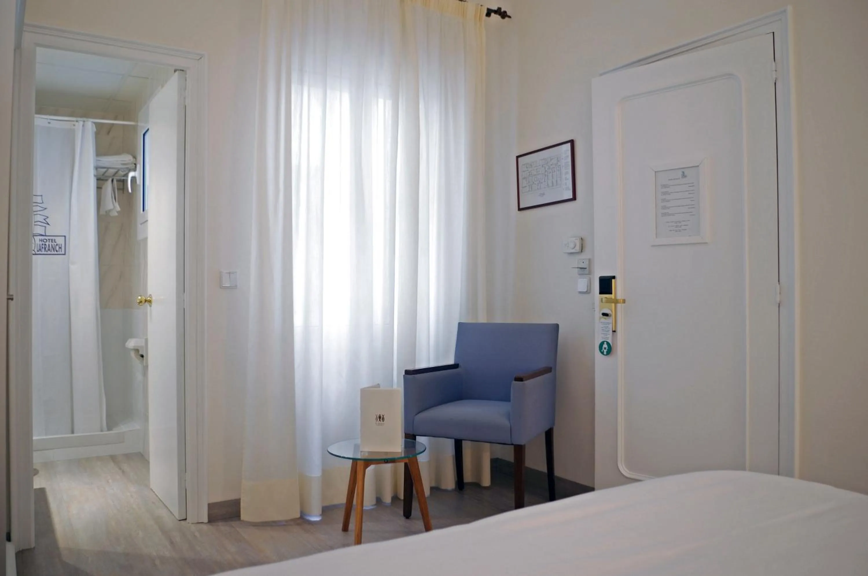 Bathroom, Bed in Hotel Llafranch