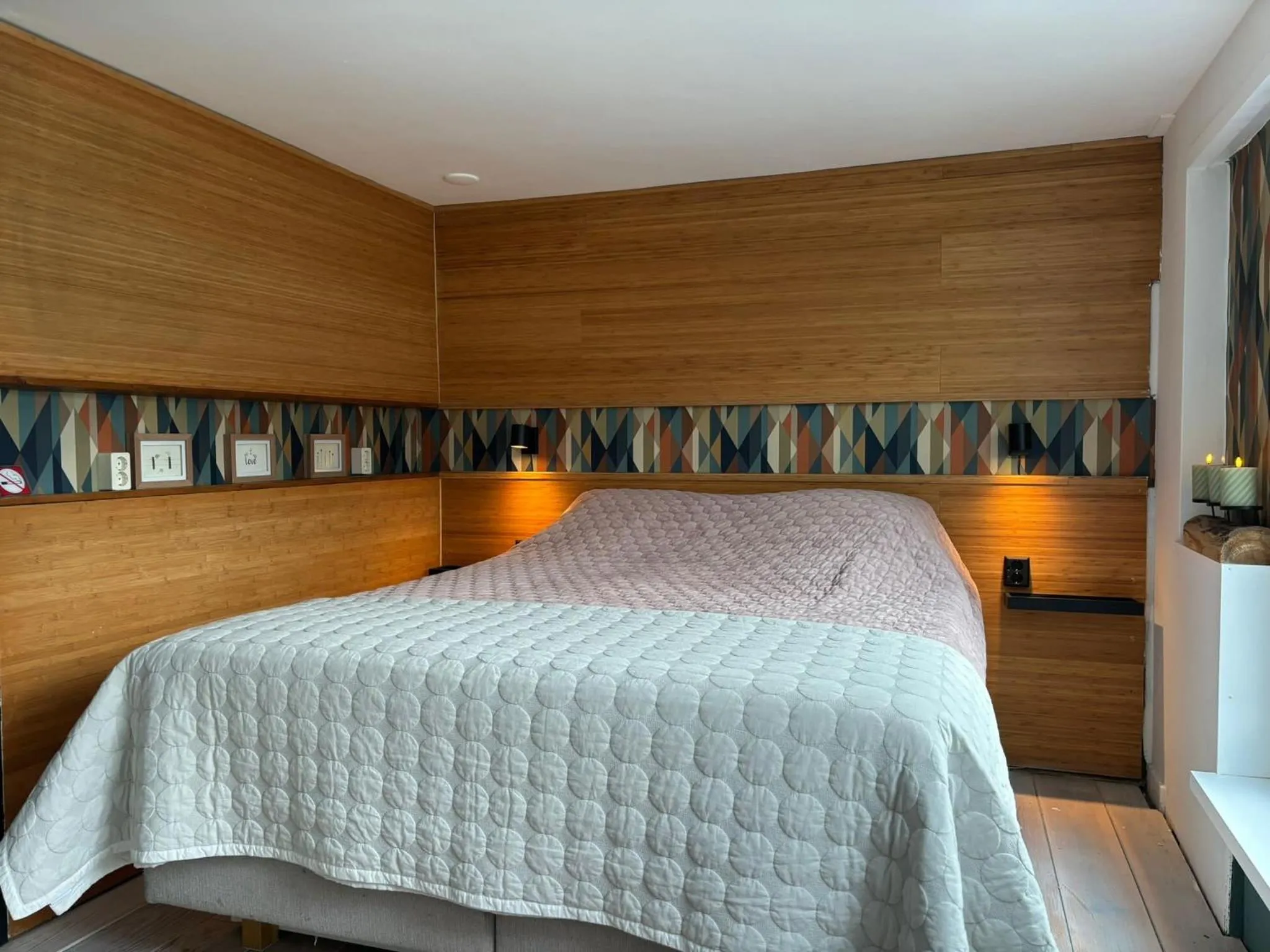 Bed in Romantic room in a houseboat