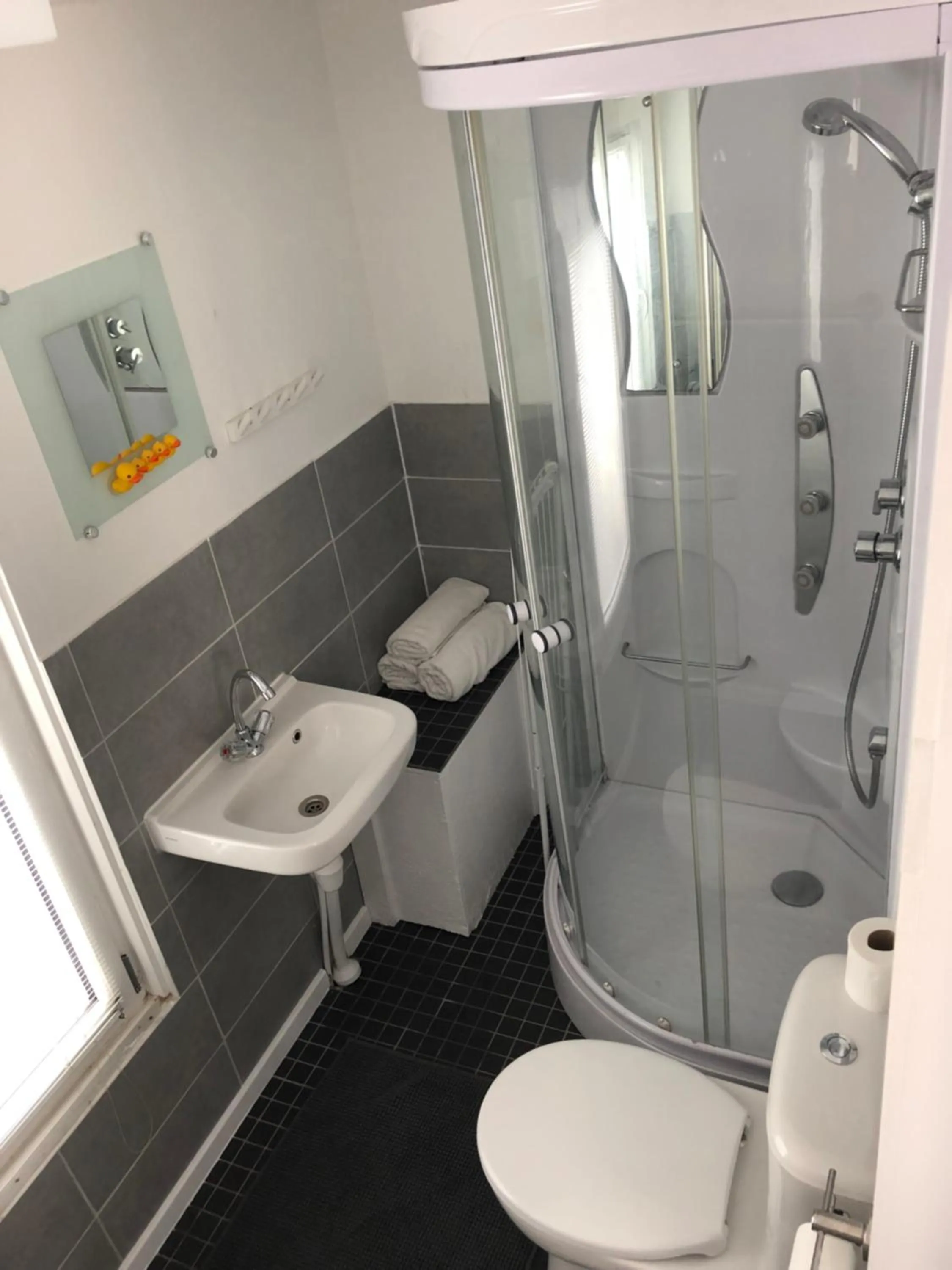 Bathroom in Romantic room in a houseboat