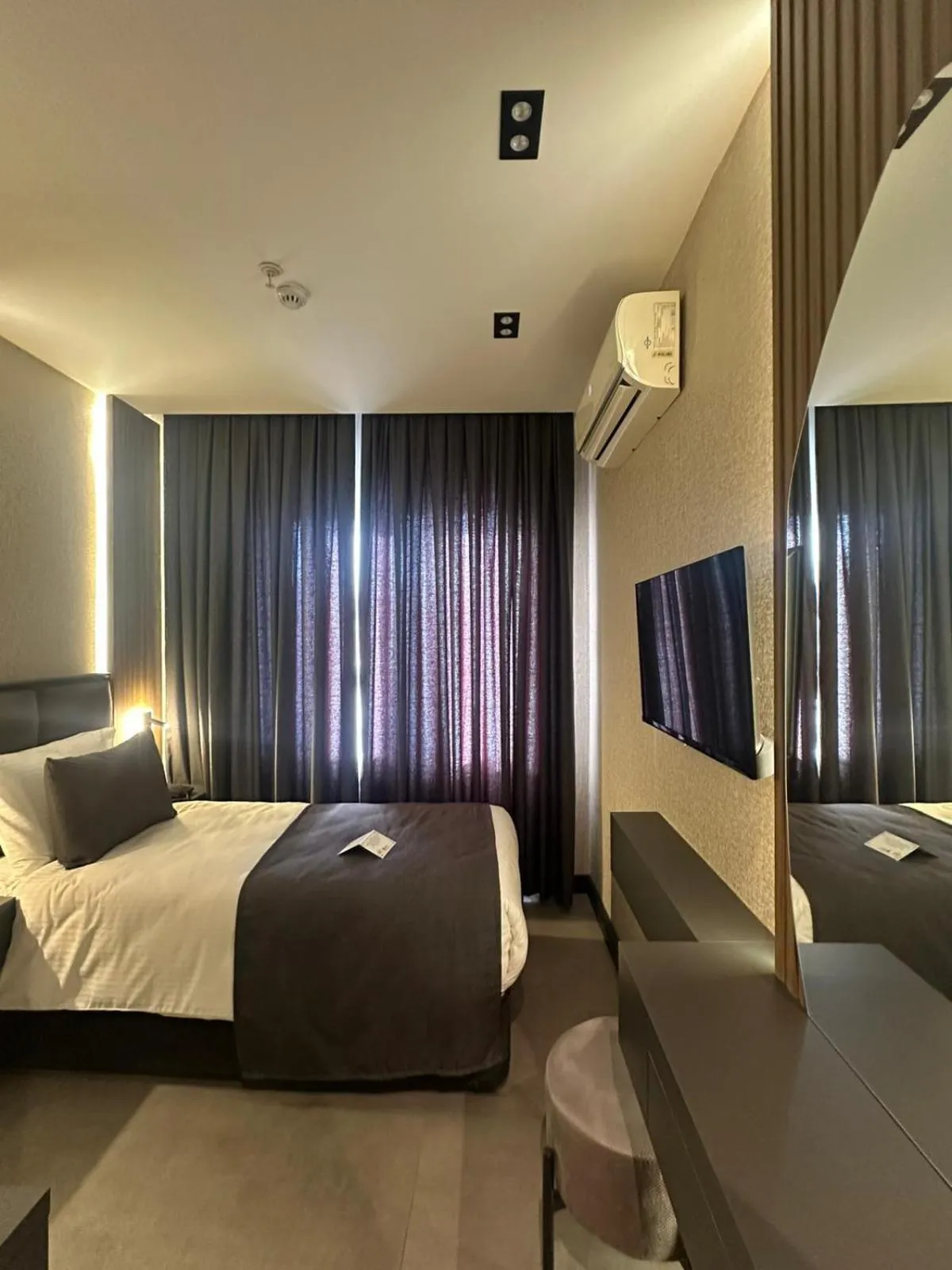 Property building, Bed in Kucuk Velic Hotel