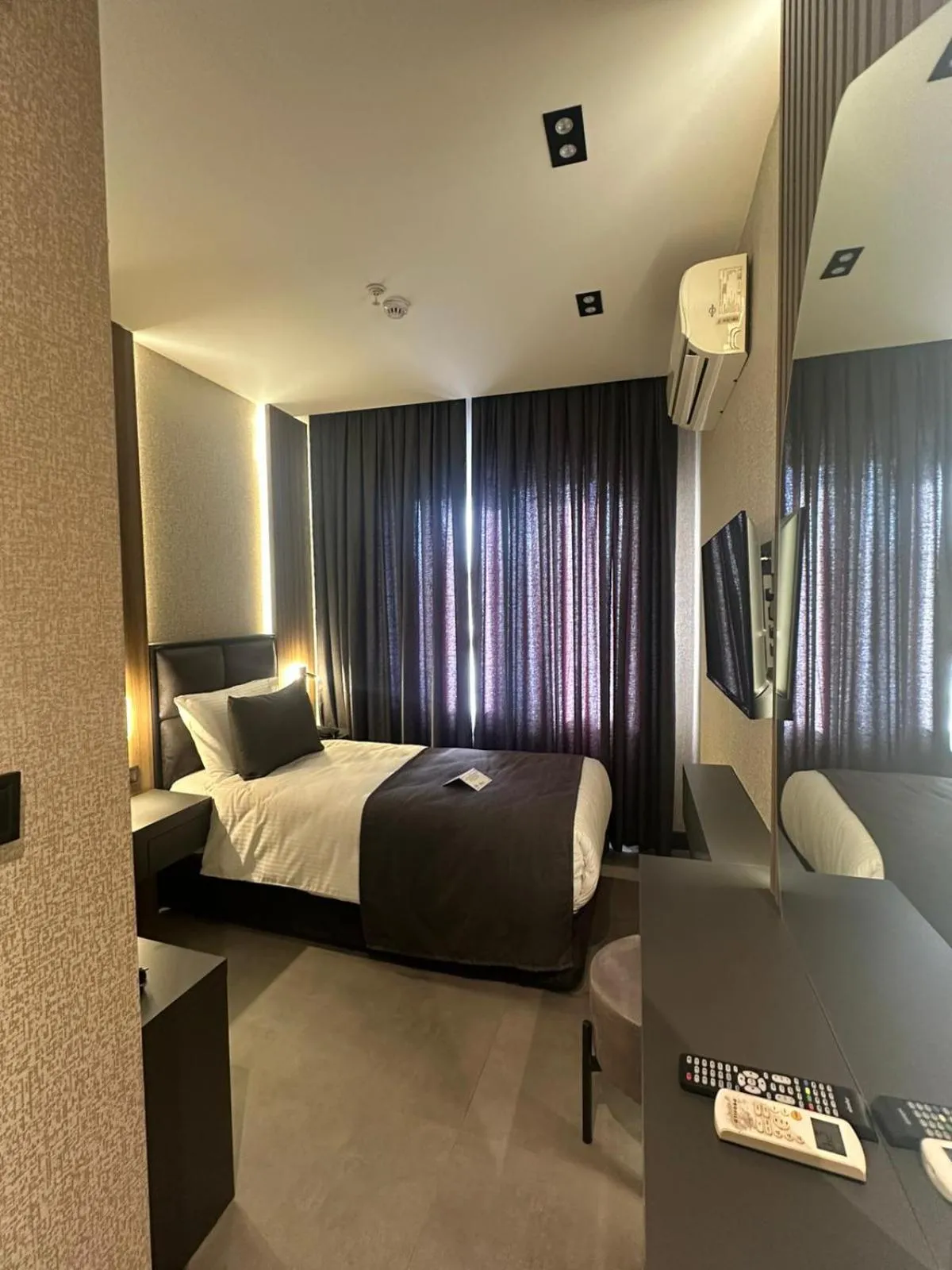 Property building, Bed in Kucuk Velic Hotel