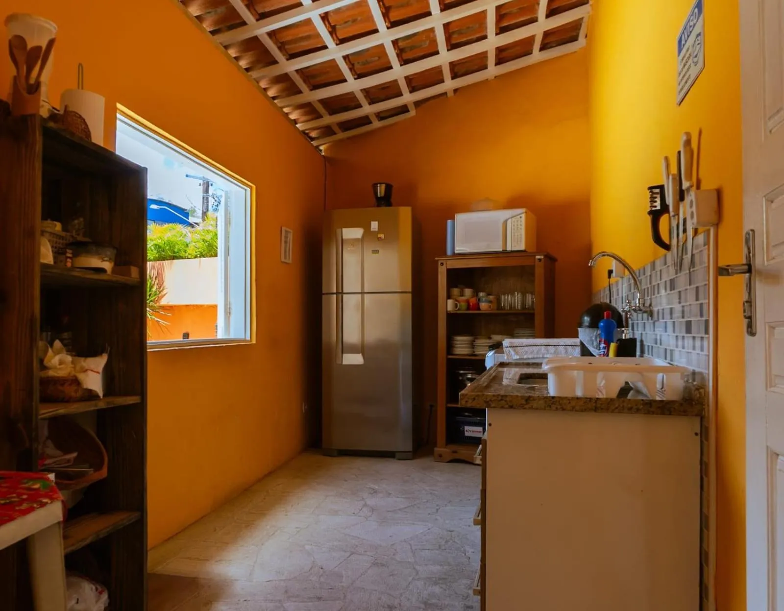 Communal kitchen in Pousada Sol do Araçá