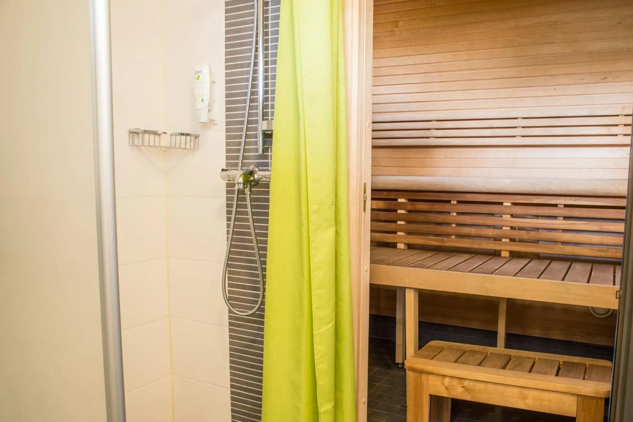 Shower in Holiday Linnunlahti