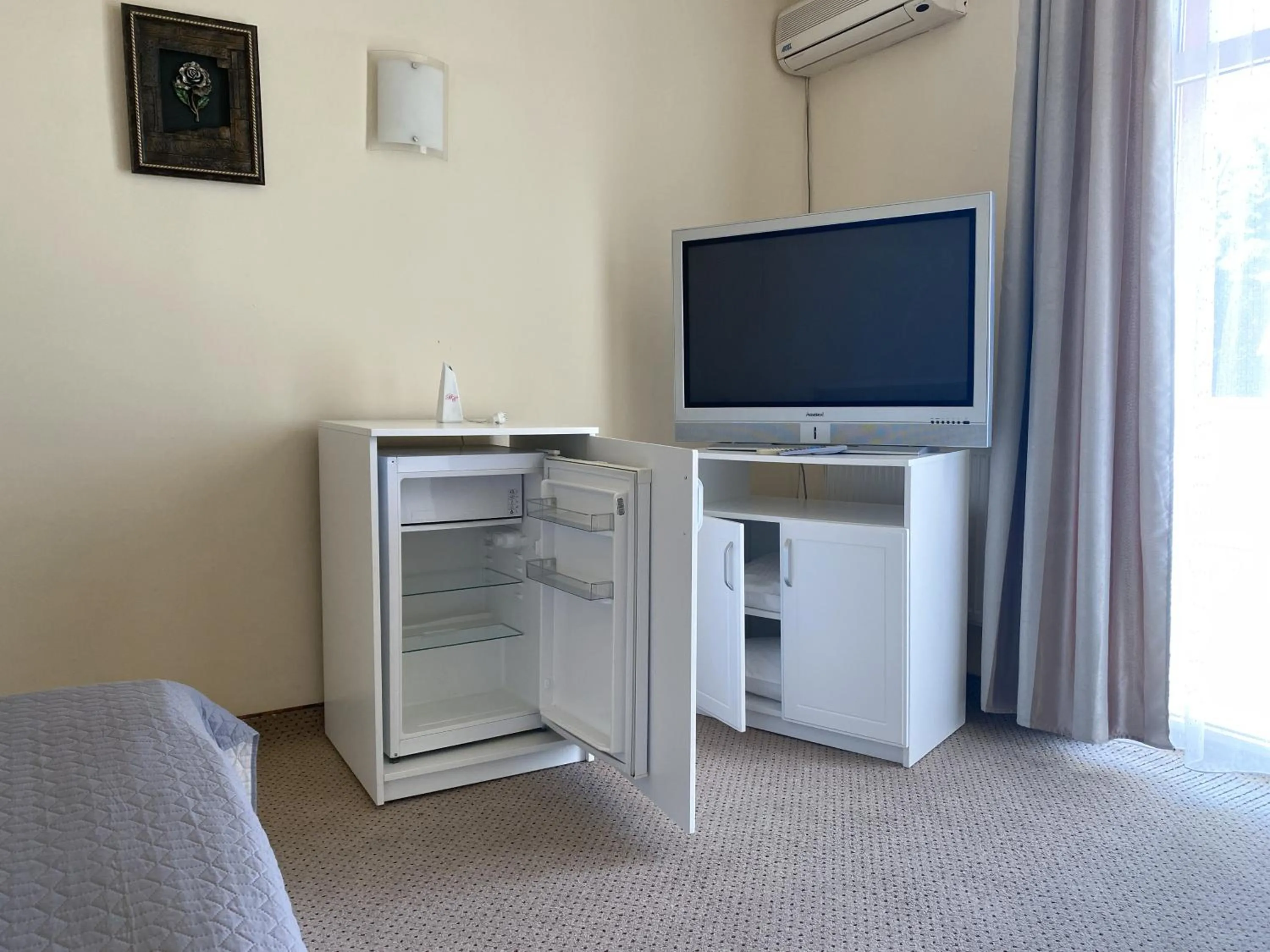 Photo of the whole room in Hotel Class