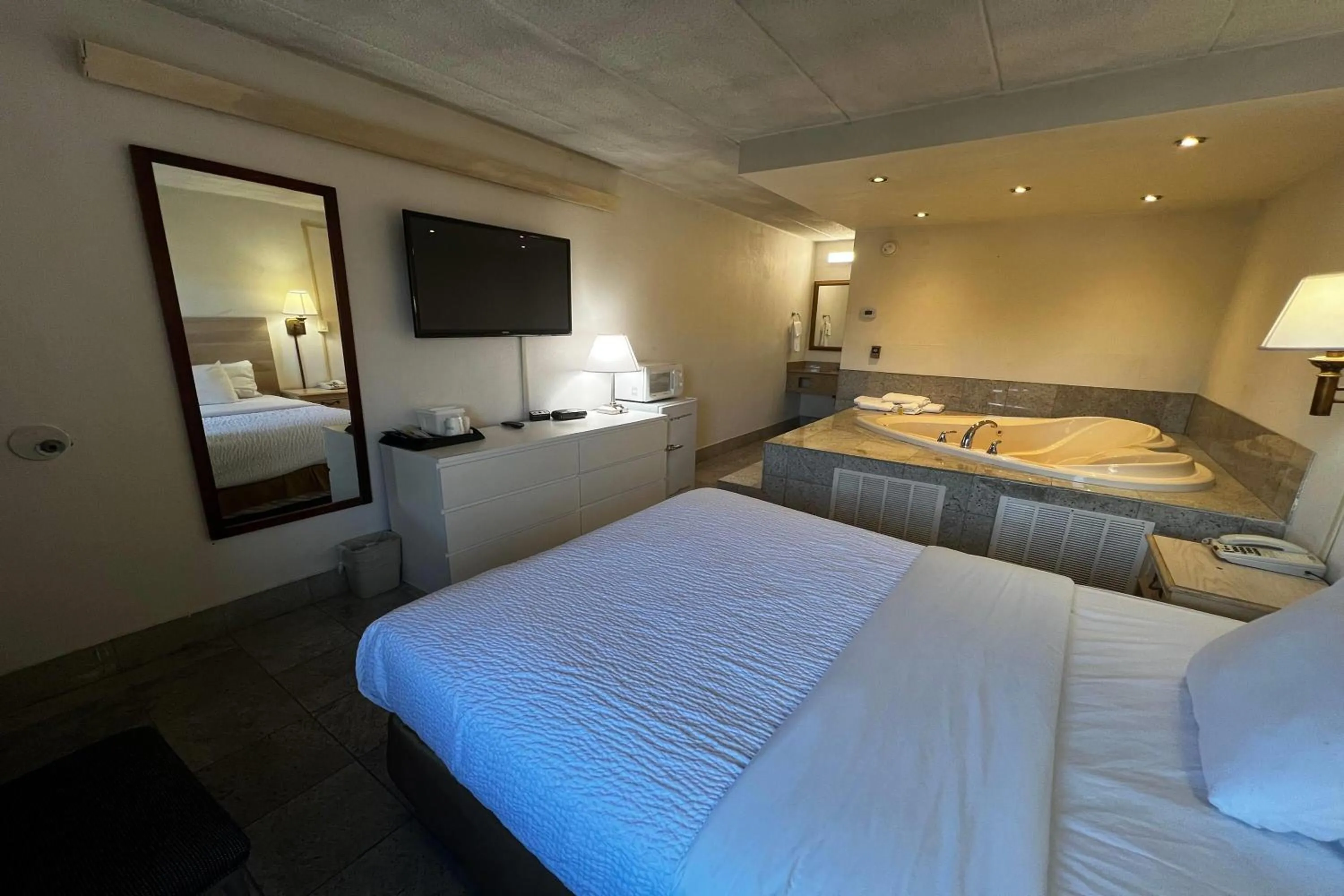 Photo of the whole room, Bed in TraveIodge by Wyndham Parsippany