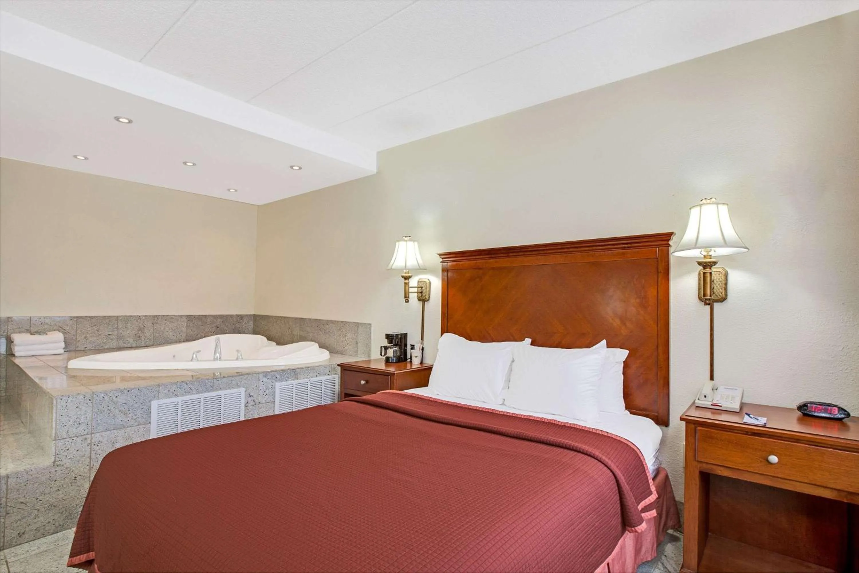 Photo of the whole room, Bed in TraveIodge by Wyndham Parsippany