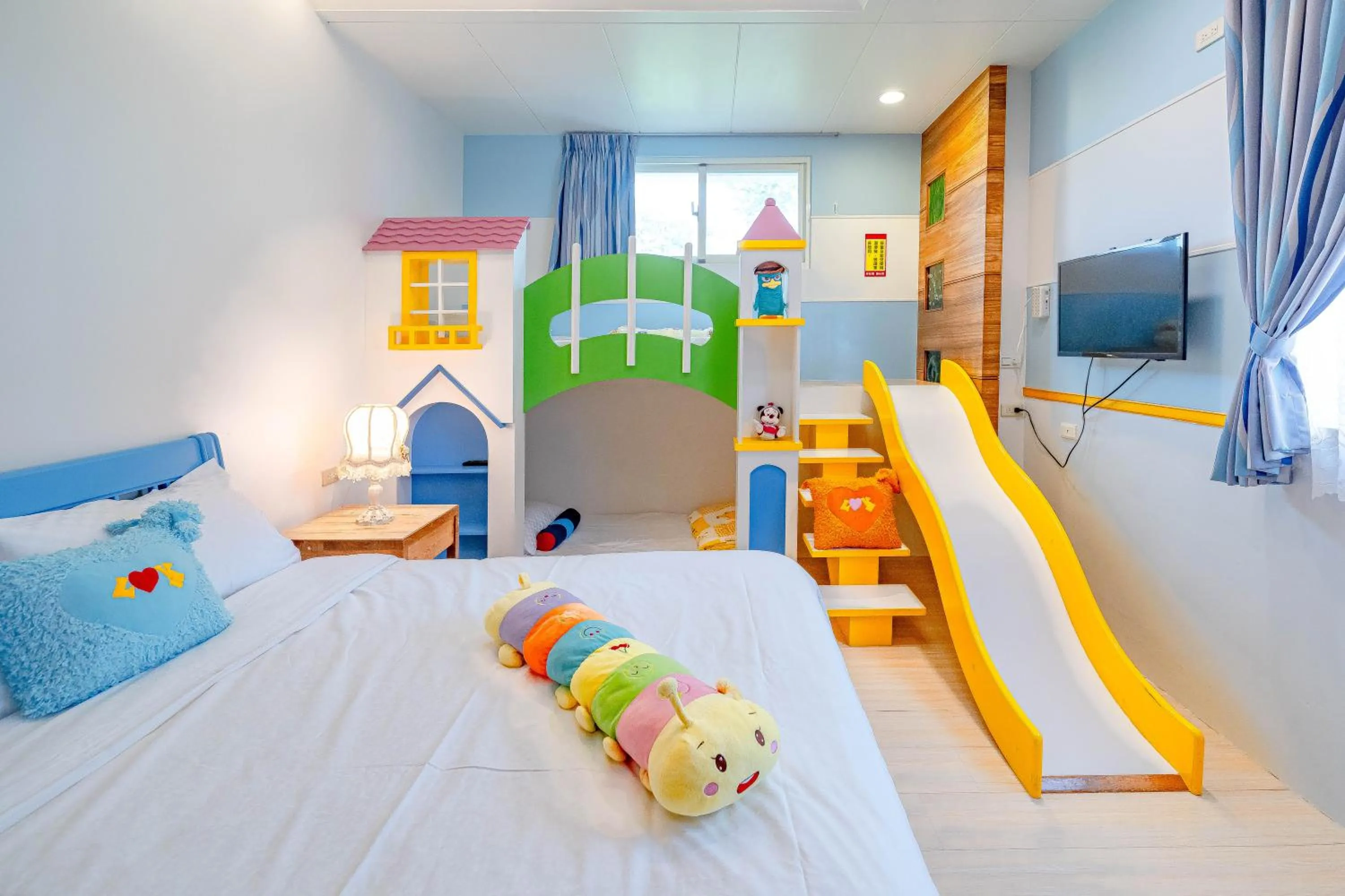 Bed in Rainbow Garden B&B