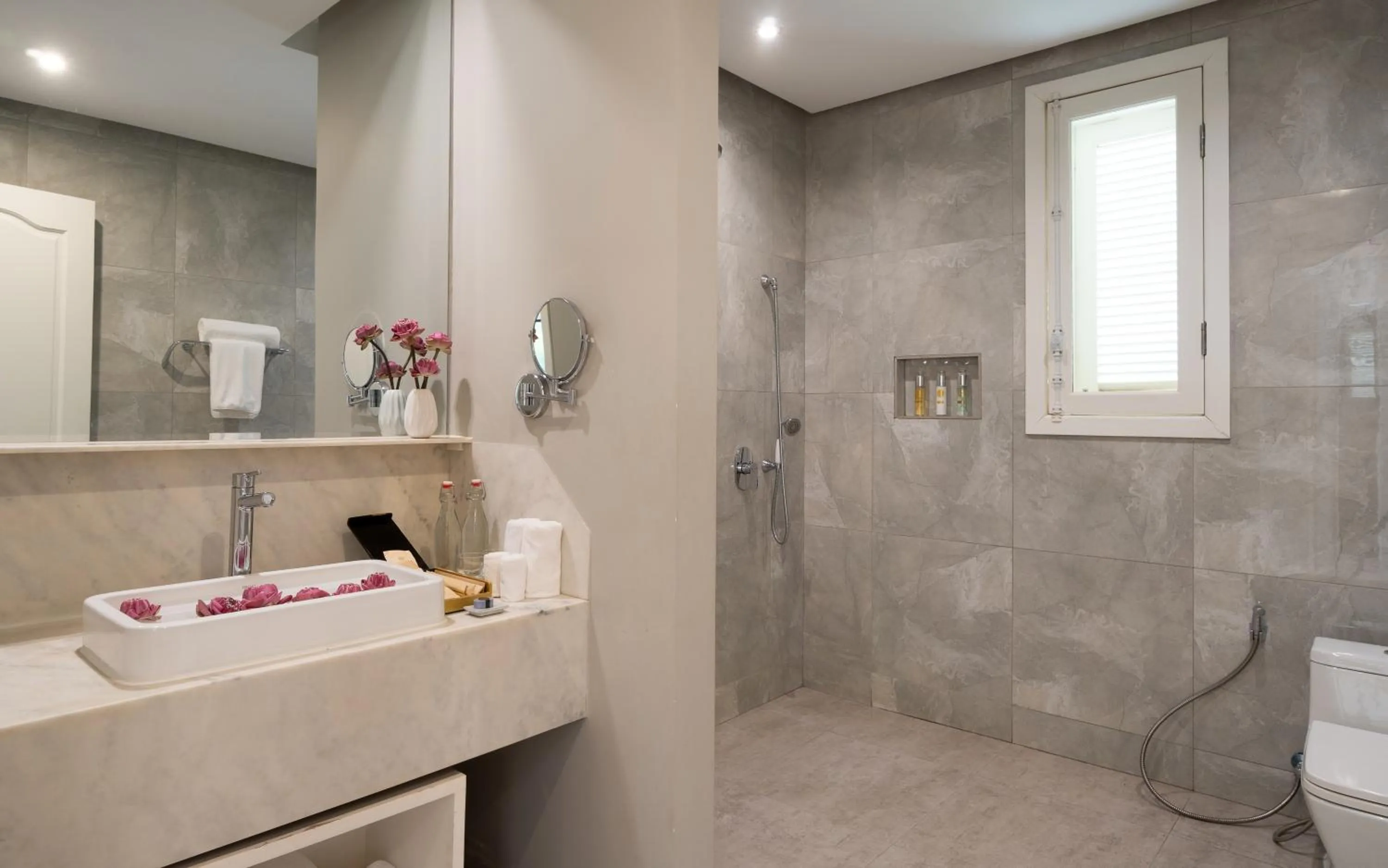 Shower in Memoire Palace Resort & Spa