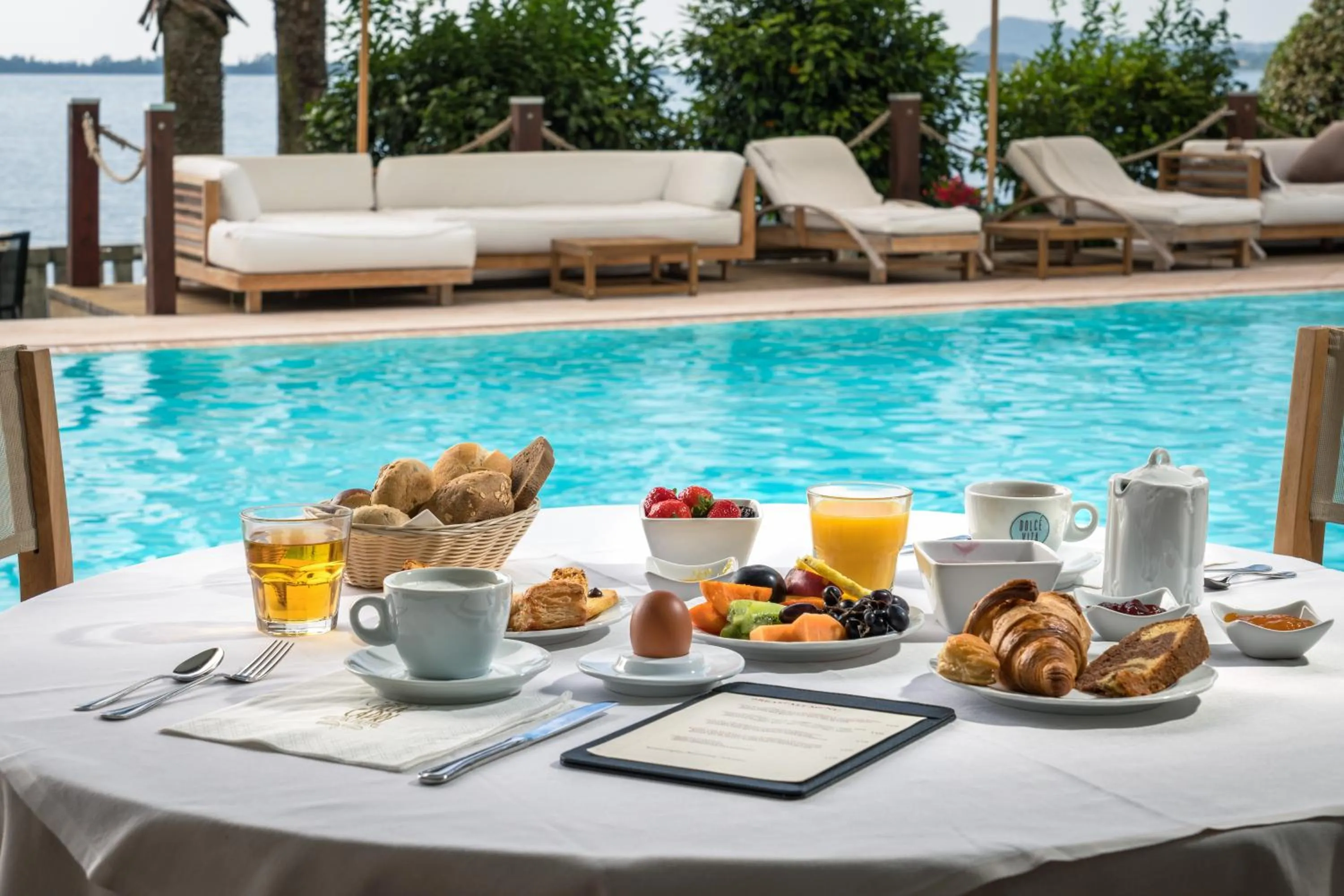 Pool view in Hotel Villa Capri