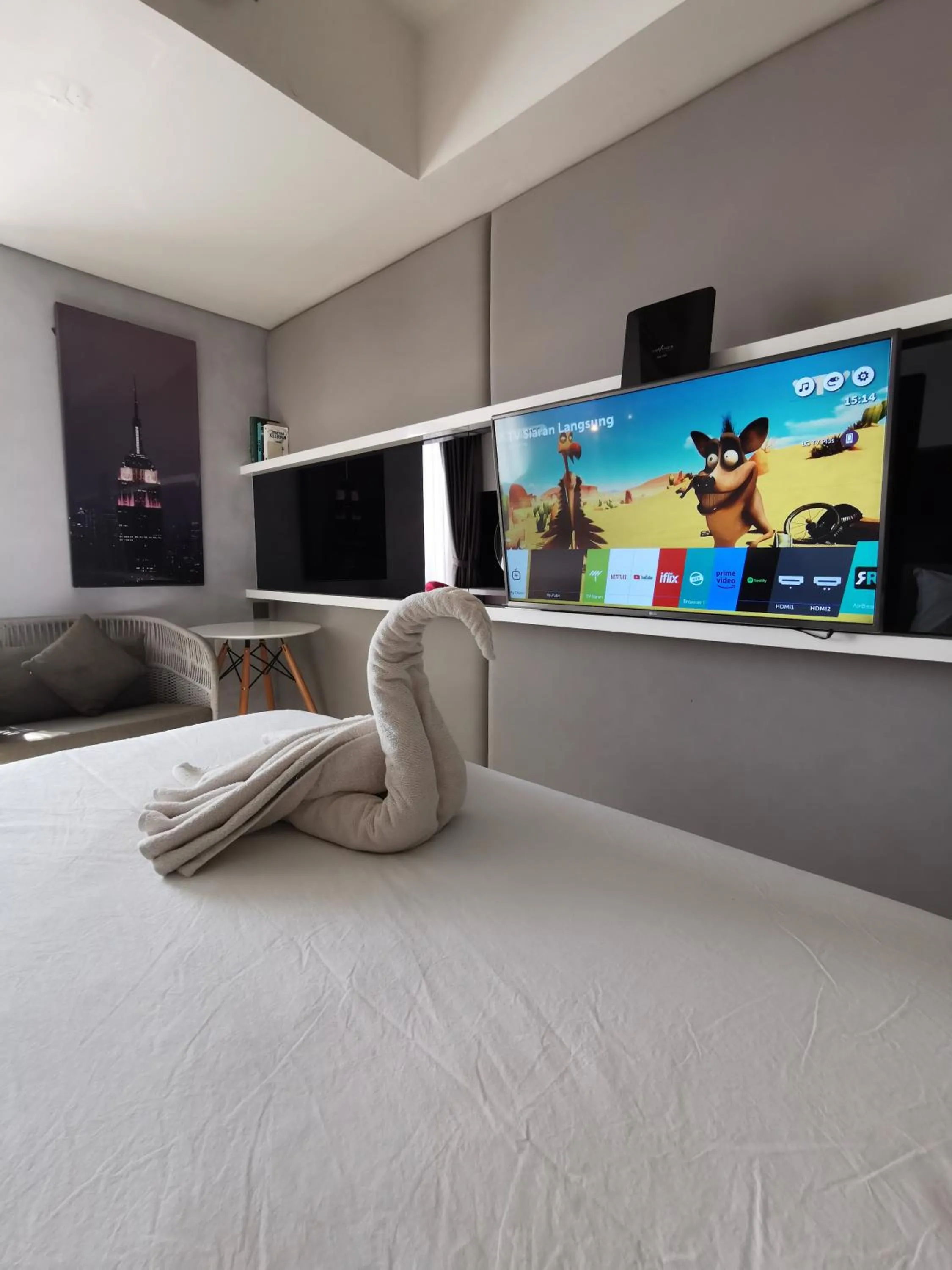 TV and multimedia, Bed in Warhol Residence Semarang Simpang Lima