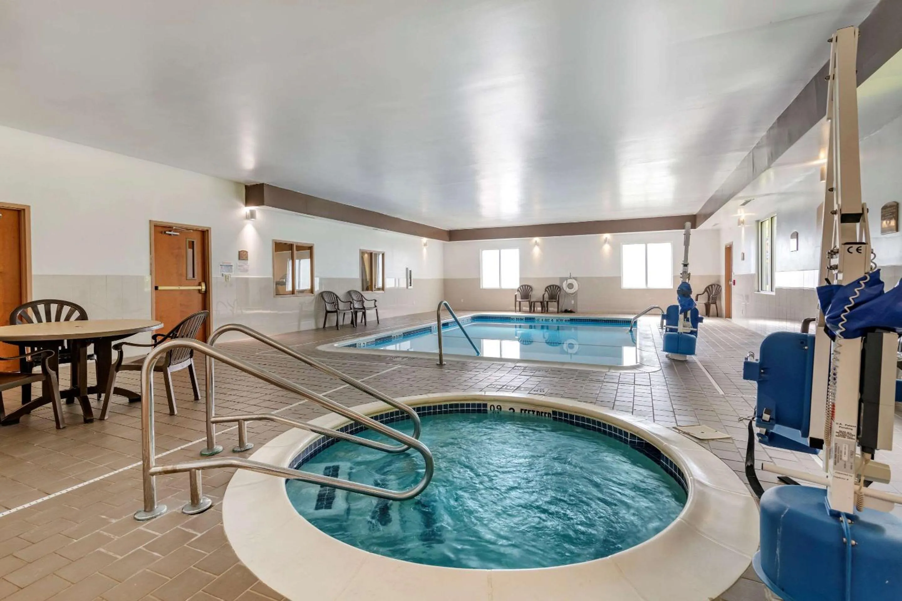 Swimming pool in Comfort Inn Glenmont - Albany South