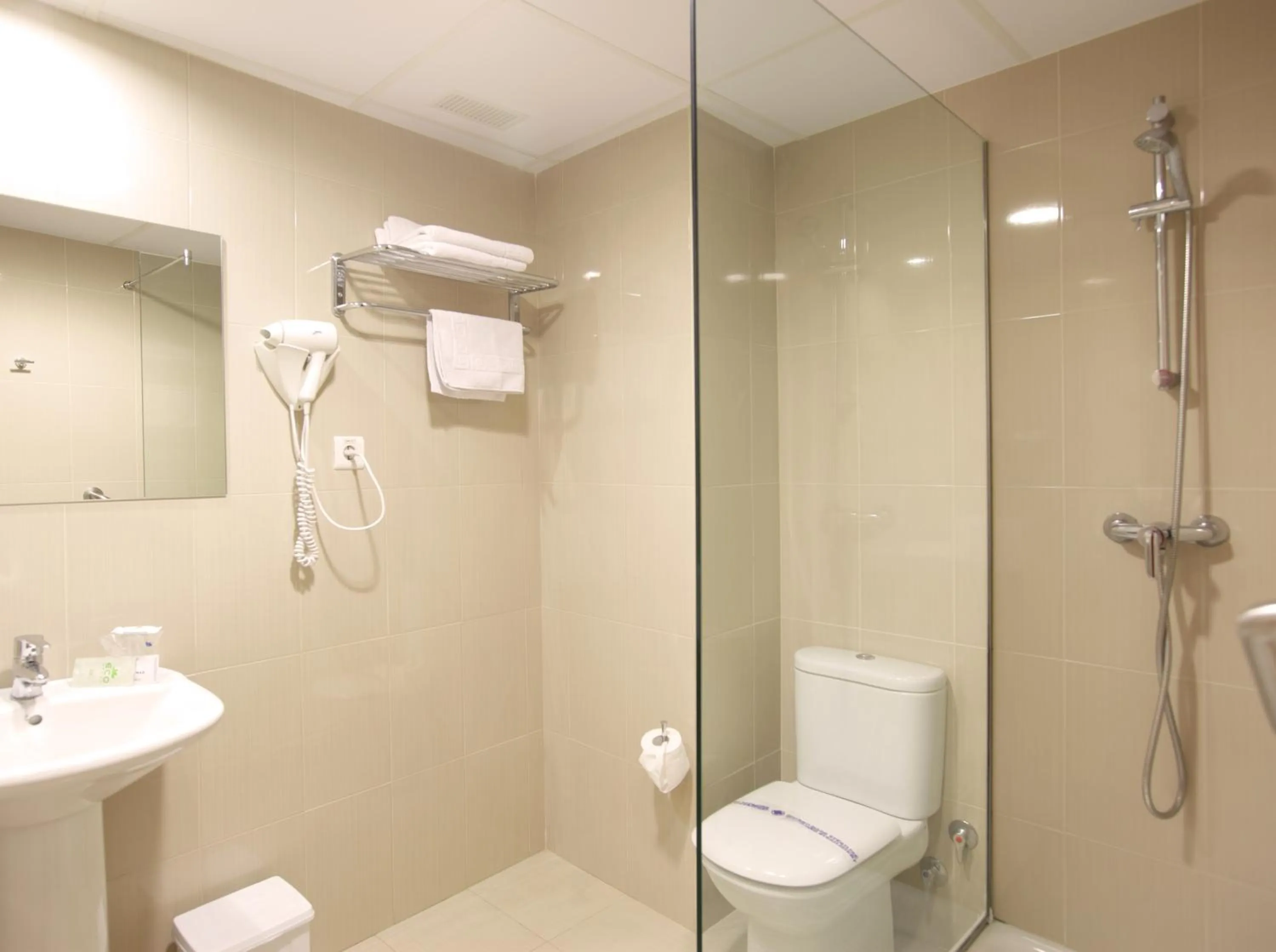 Shower in Hotel Centro Mar