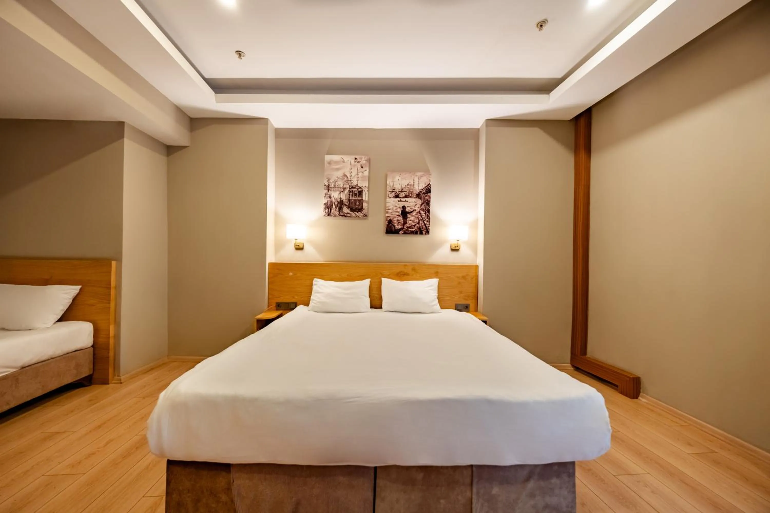 Photo of the whole room, Bed in Beyoglu MLS Hotel