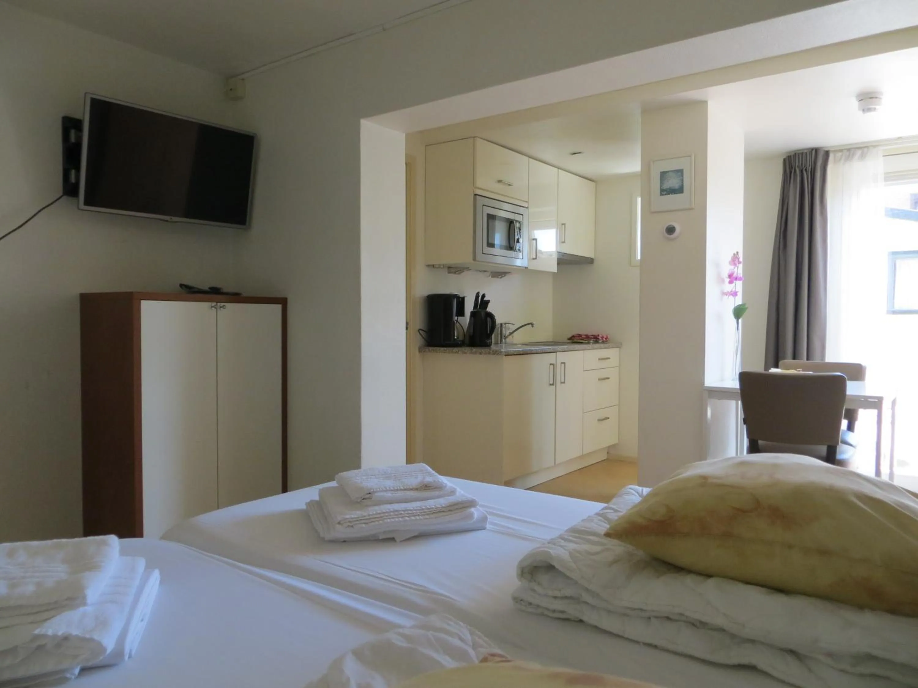 Kitchen or kitchenette, Bed in Hotel Rasch