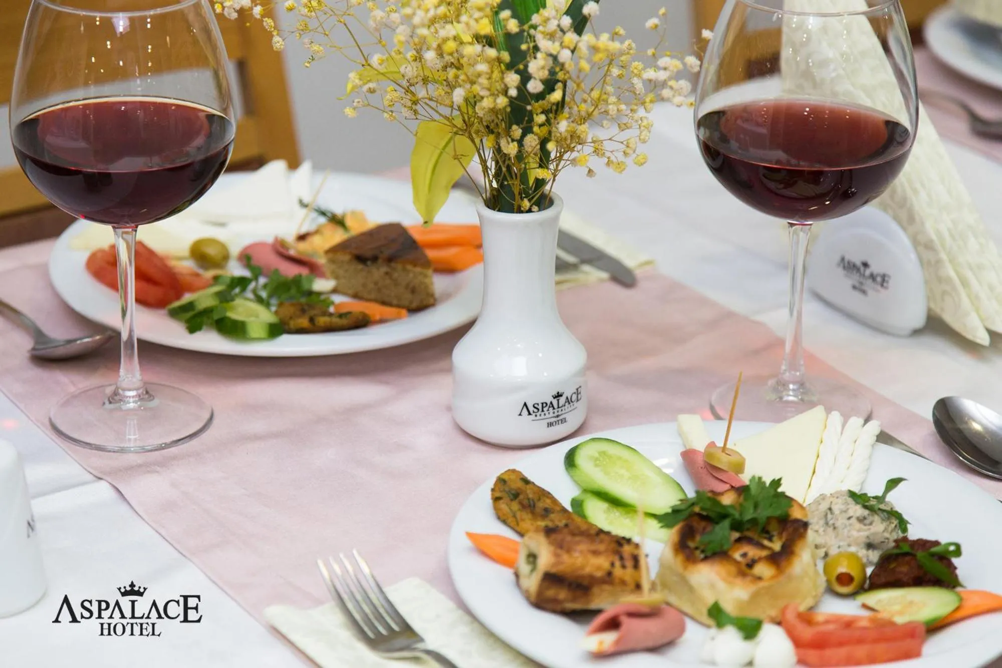 Restaurant/places to eat in Aspalace Hotel The Istanbul Old City